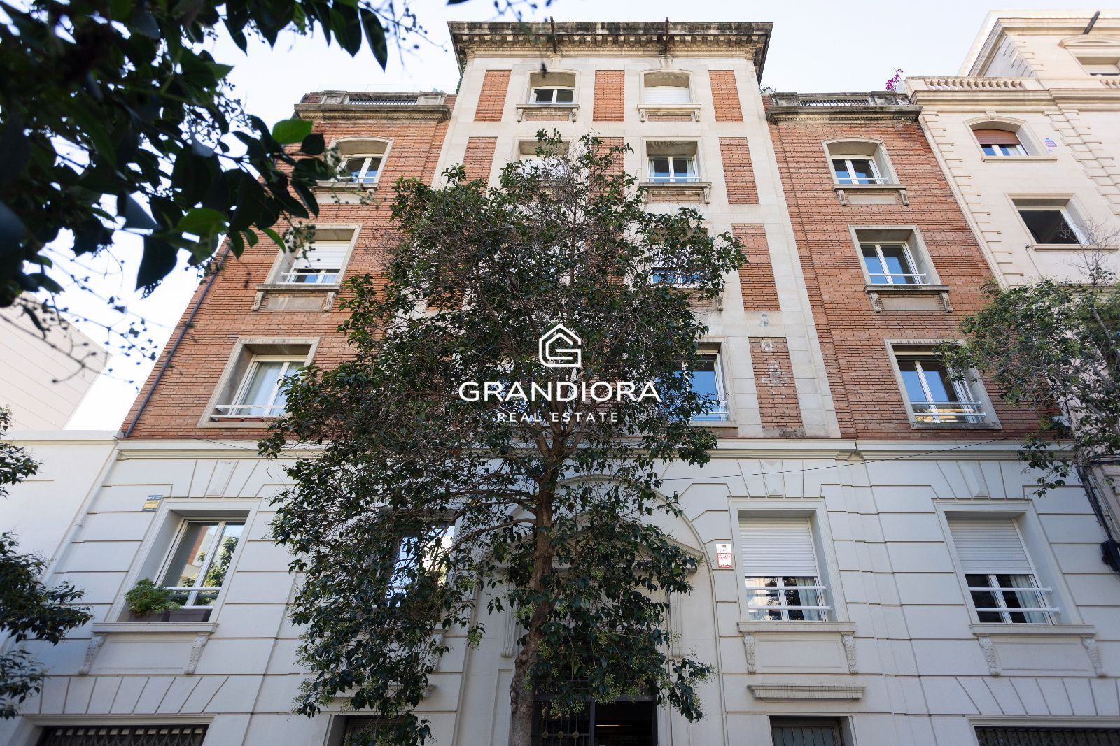 Piso amueblado de 4 habitaciones con acabados premium en la zona alta de Barcelona - Imagen 43