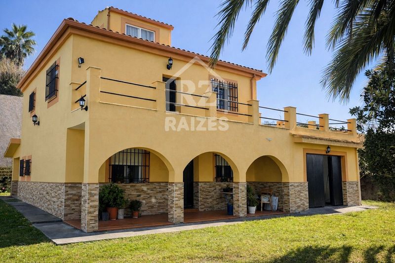 Chalet Independiente en venta Badajoz. Ref: 1058.  Raizes Inmobiliaria