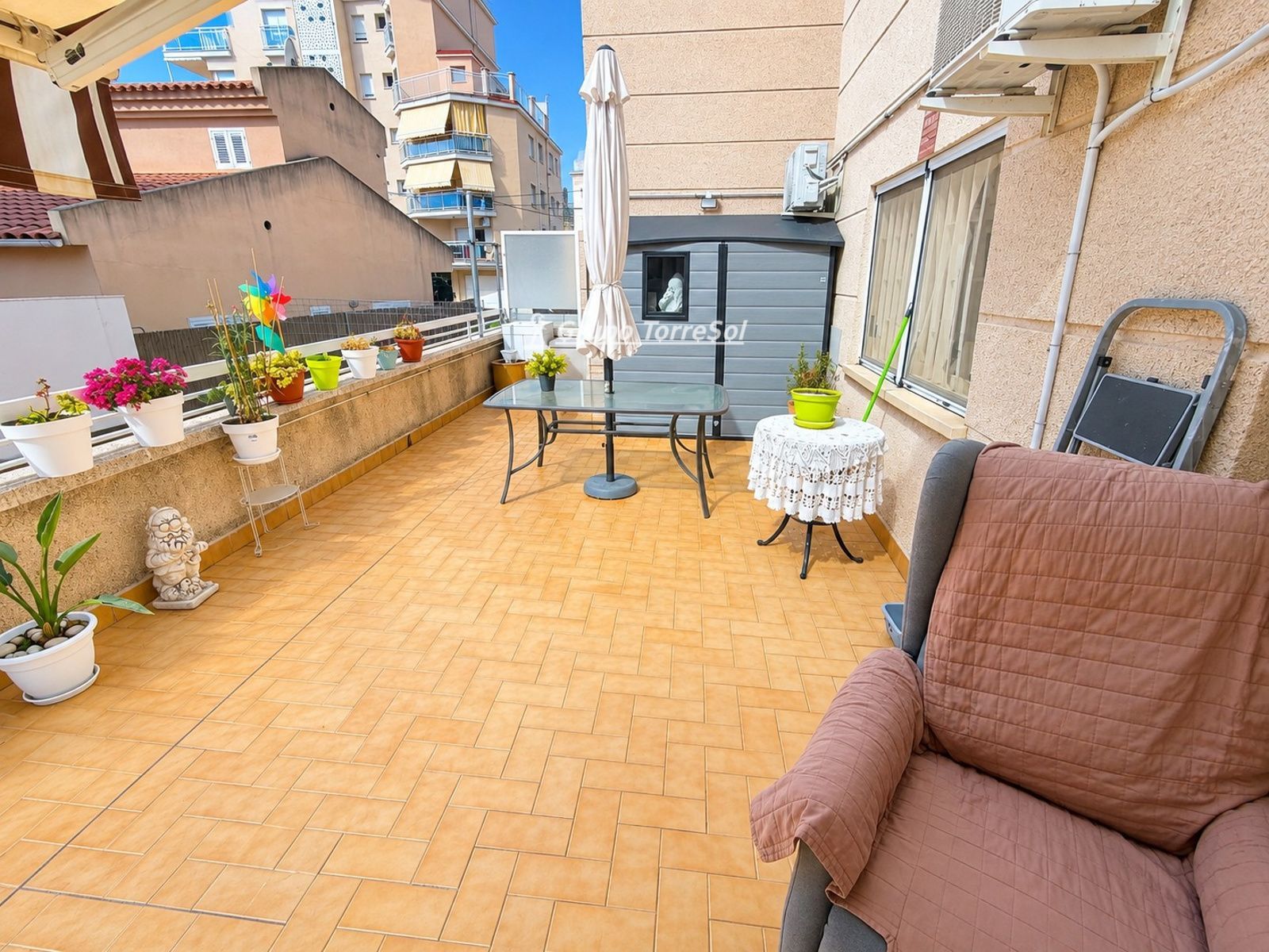 Planta baja con gran terraza, parking y trastero a pocos metros de la playa
