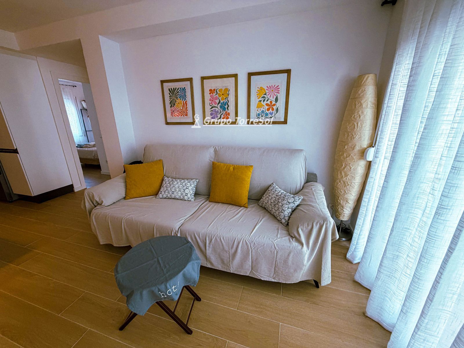 Salón - Piso reformado en Calafell con salida al mar