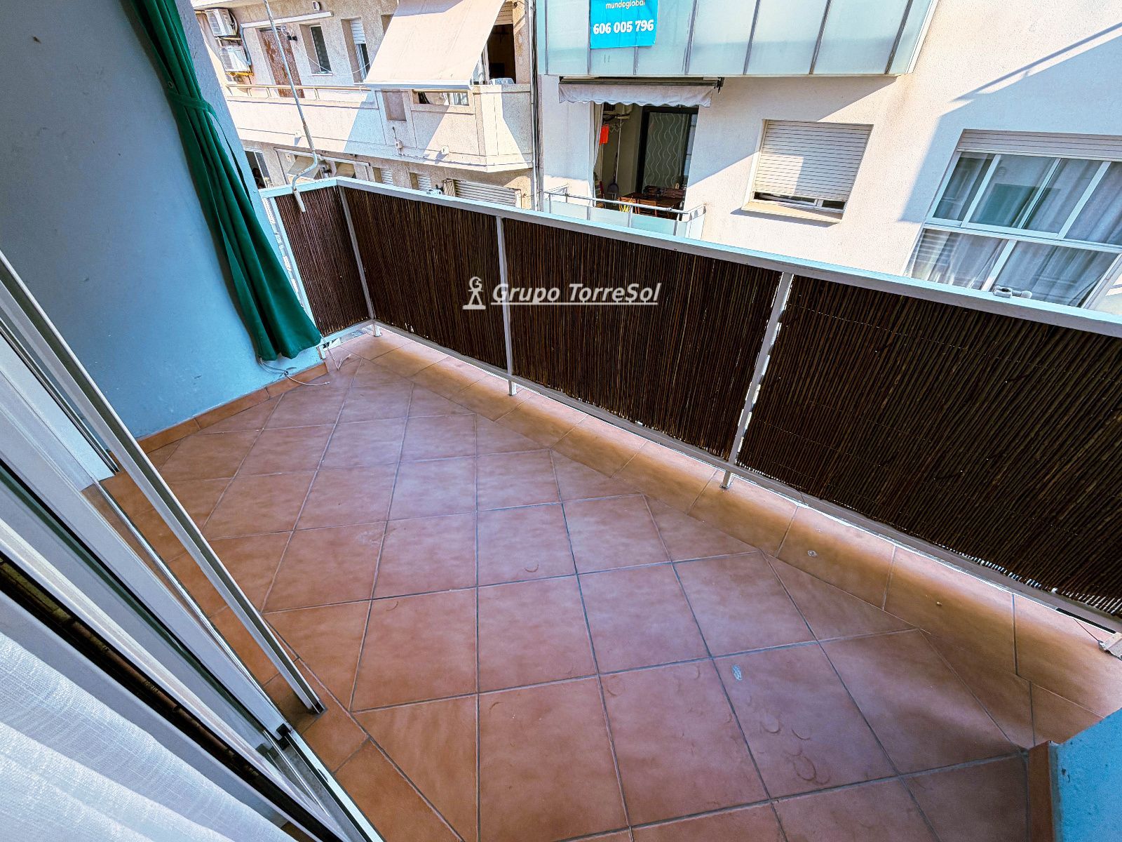Terraza - Piso reformado en Calafell con salida al mar