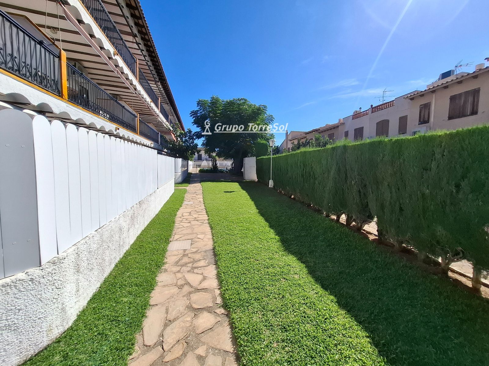 Planta baja con dos grandes terrazas y piscina a 350 metros del mar en Coma-ruga - Foto 3