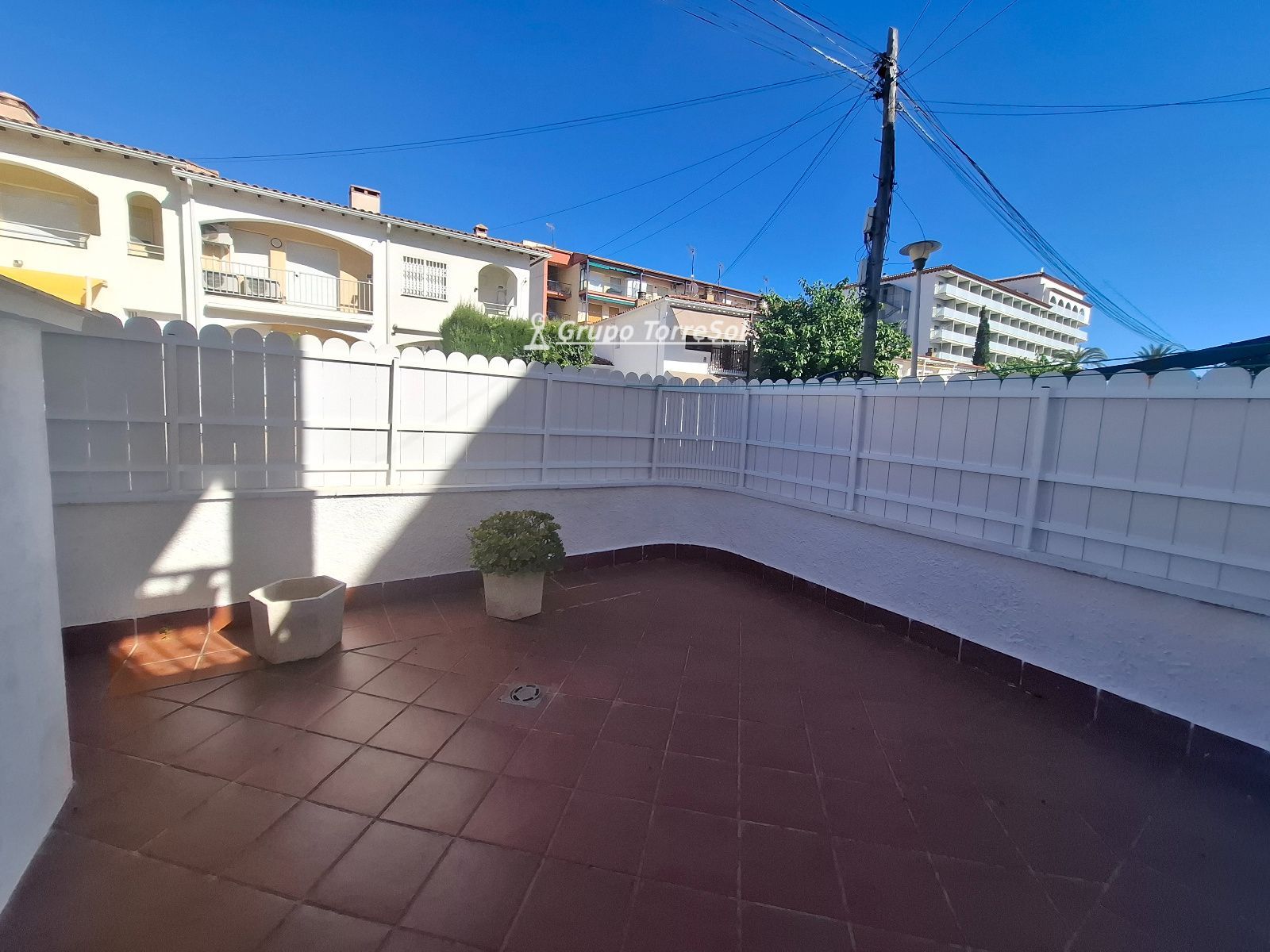 Planta baja con dos grandes terrazas y piscina a 350 metros del mar en Coma-ruga - Foto 25