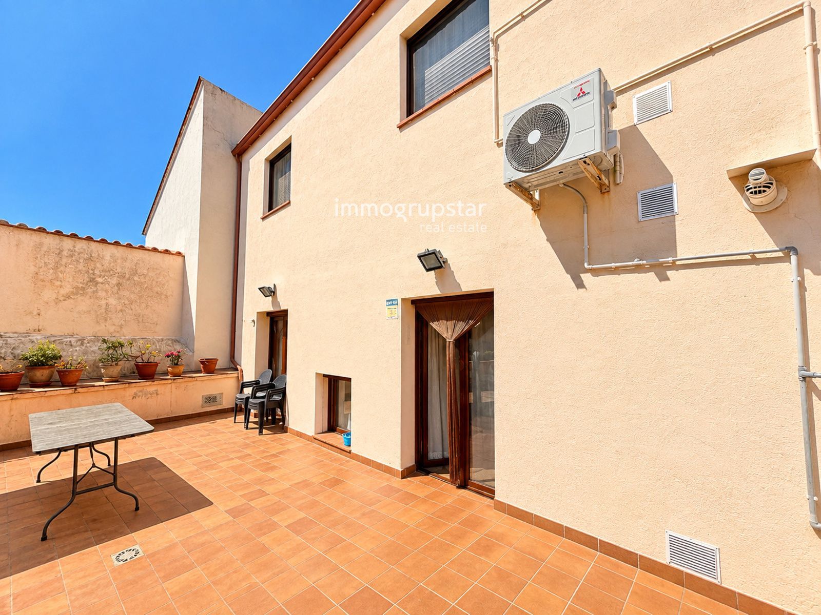 ¡Vive e invierte en el corazón de Palamós! Chalet pareado con local multifuncional a 5 minutos de la playa - Foto 52