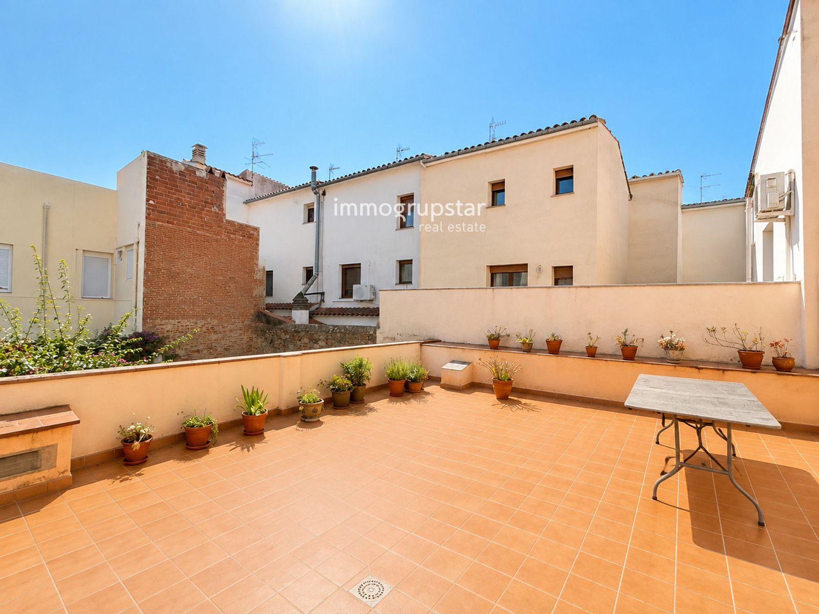 ¡Vive e invierte en el corazón de Palamós! Chalet pareado con local multifuncional a 5 minutos de la playa - Foto 9