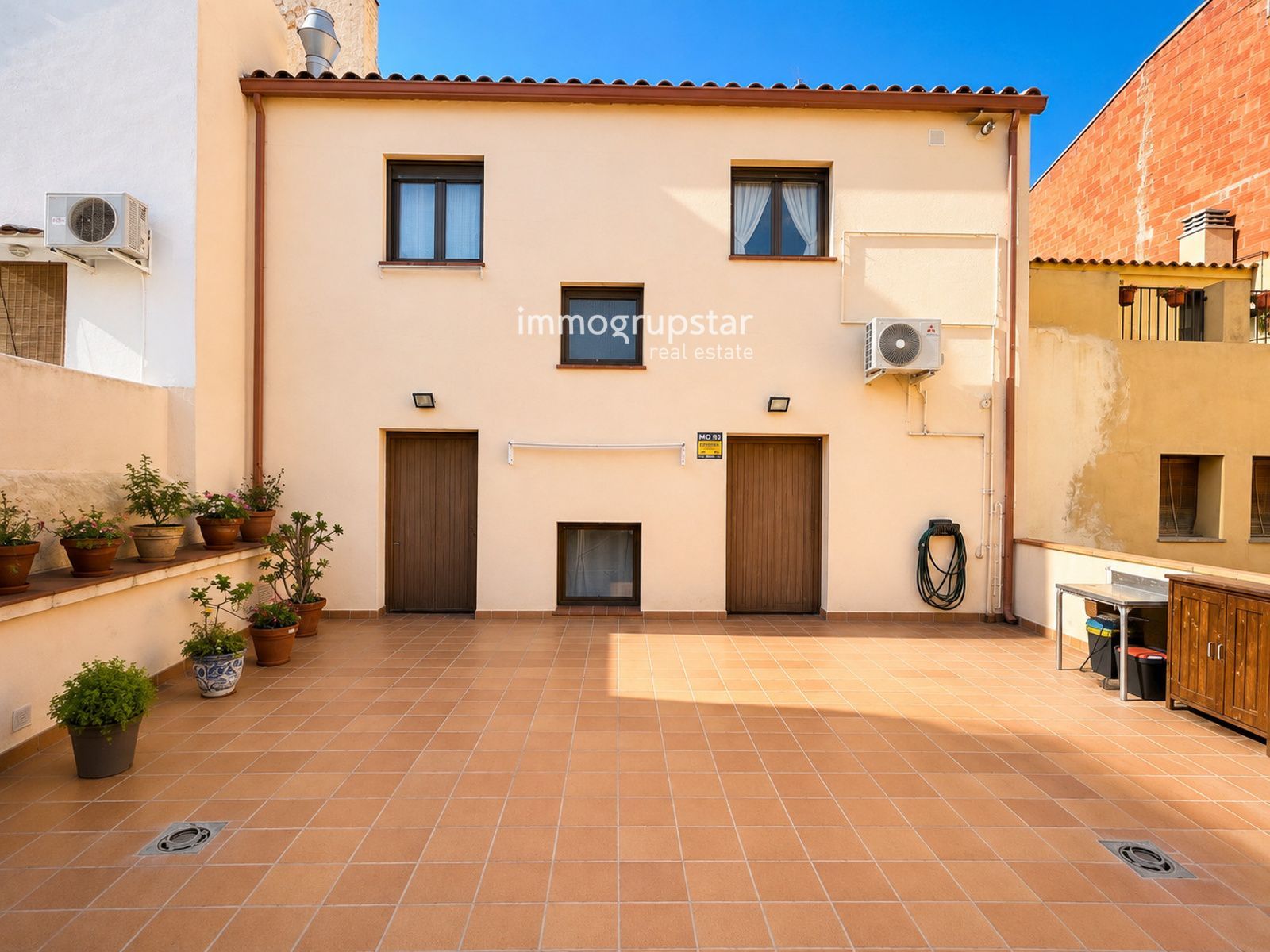 ¡Vive e invierte en el corazón de Palamós! Chalet pareado con local multifuncional a 5 minutos de la playa - Foto 2