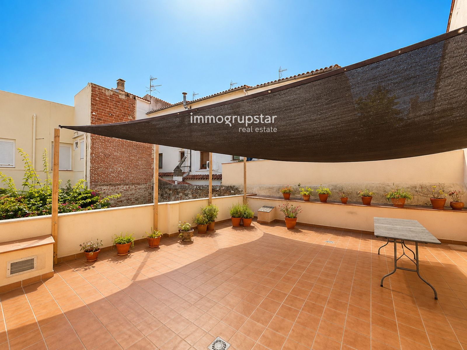 ¡Vive e invierte en el corazón de Palamós! Chalet pareado con local multifuncional a 5 minutos de la playa - Foto 10