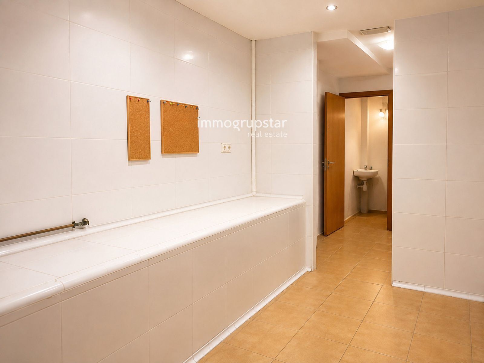 ¡Vive e invierte en el corazón de Palamós! Chalet pareado con local multifuncional a 5 minutos de la playa - Foto 48