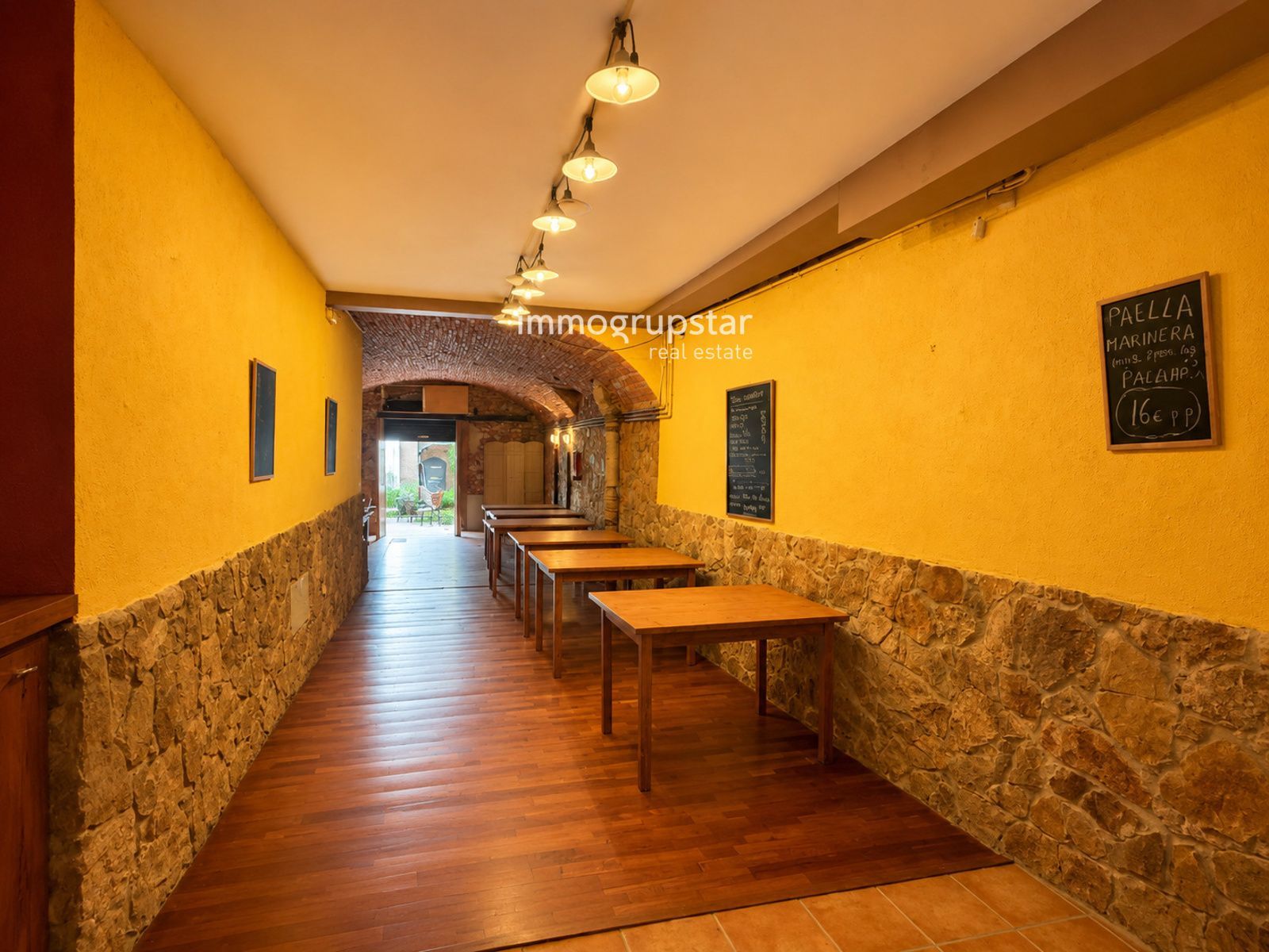 ¡Vive e invierte en el corazón de Palamós! Chalet pareado con local multifuncional a 5 minutos de la playa - Foto 42