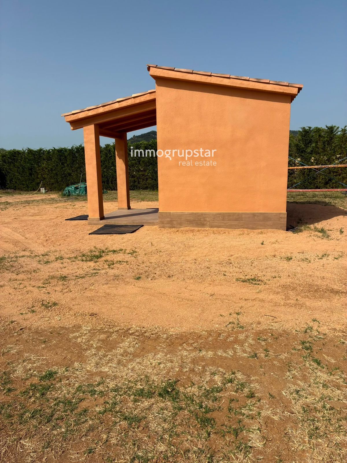 Parcela rústica de 4.000 m² con una construcción de 10 m² más poche de 5 m² ,pozo y luz en Calonge — totalmente plana, vallada. - Foto 3