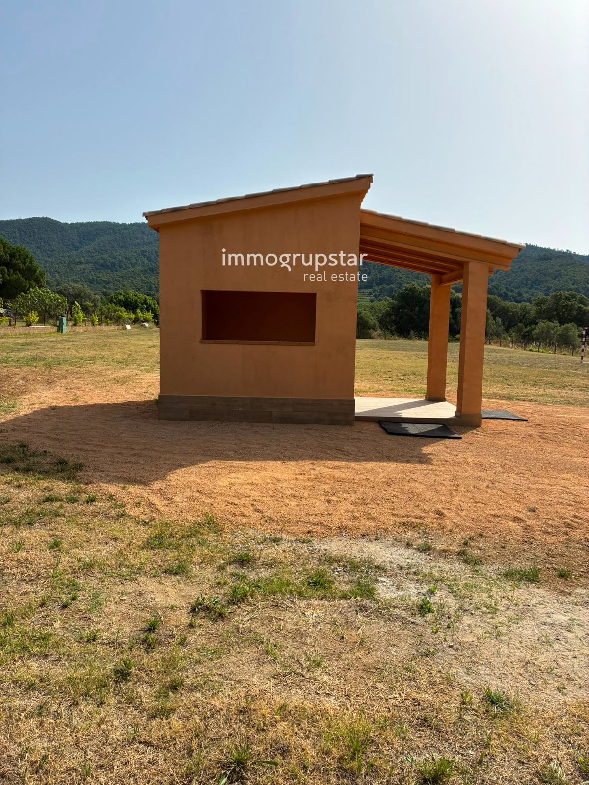 Parcela rústica de 4.000 m² con una construcción de 10 m² más poche de 5 m² ,pozo y luz en Calonge — totalmente plana, vallada. - Foto 2