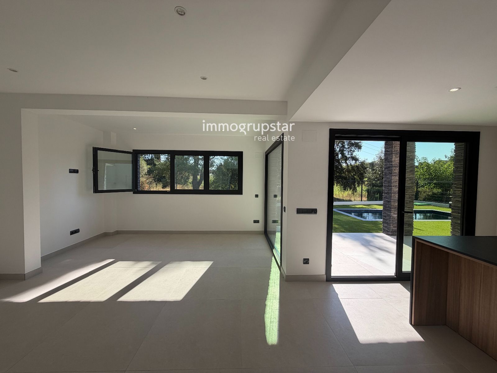 Exclusiva casa de obra nueva con vistas al casco antiguo de Calonge - Foto 9