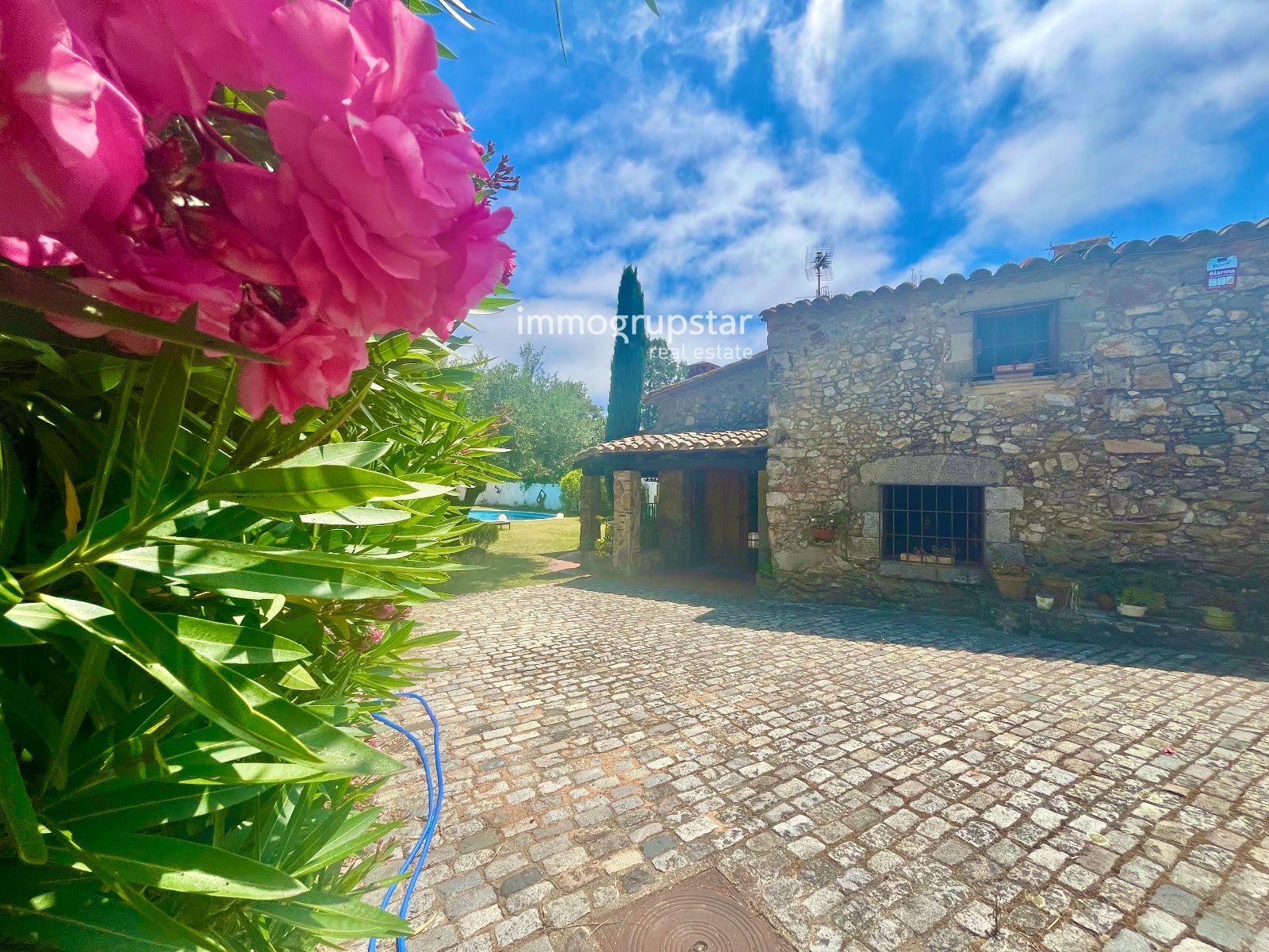 Masía histórica con piscina y terreno - Foto 2