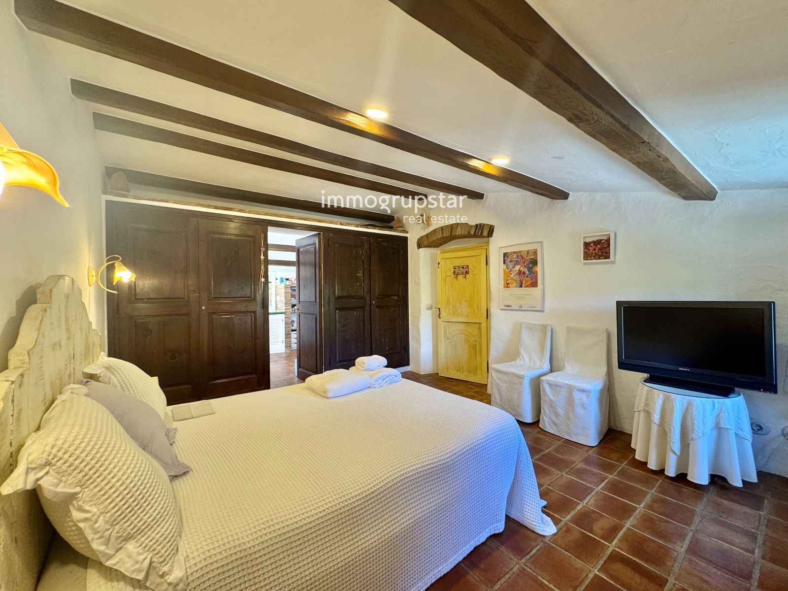 Masía histórica con piscina y terreno - Foto 17