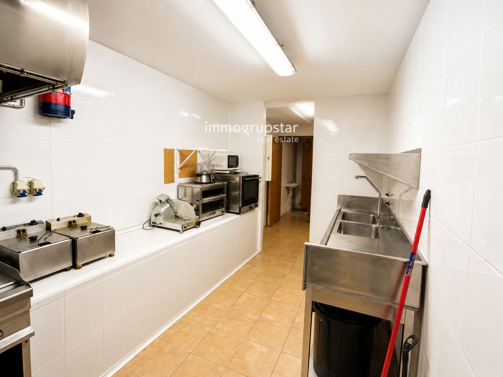 Amplio local comercial con salida de humos en el centro de Palamós - Foto 5