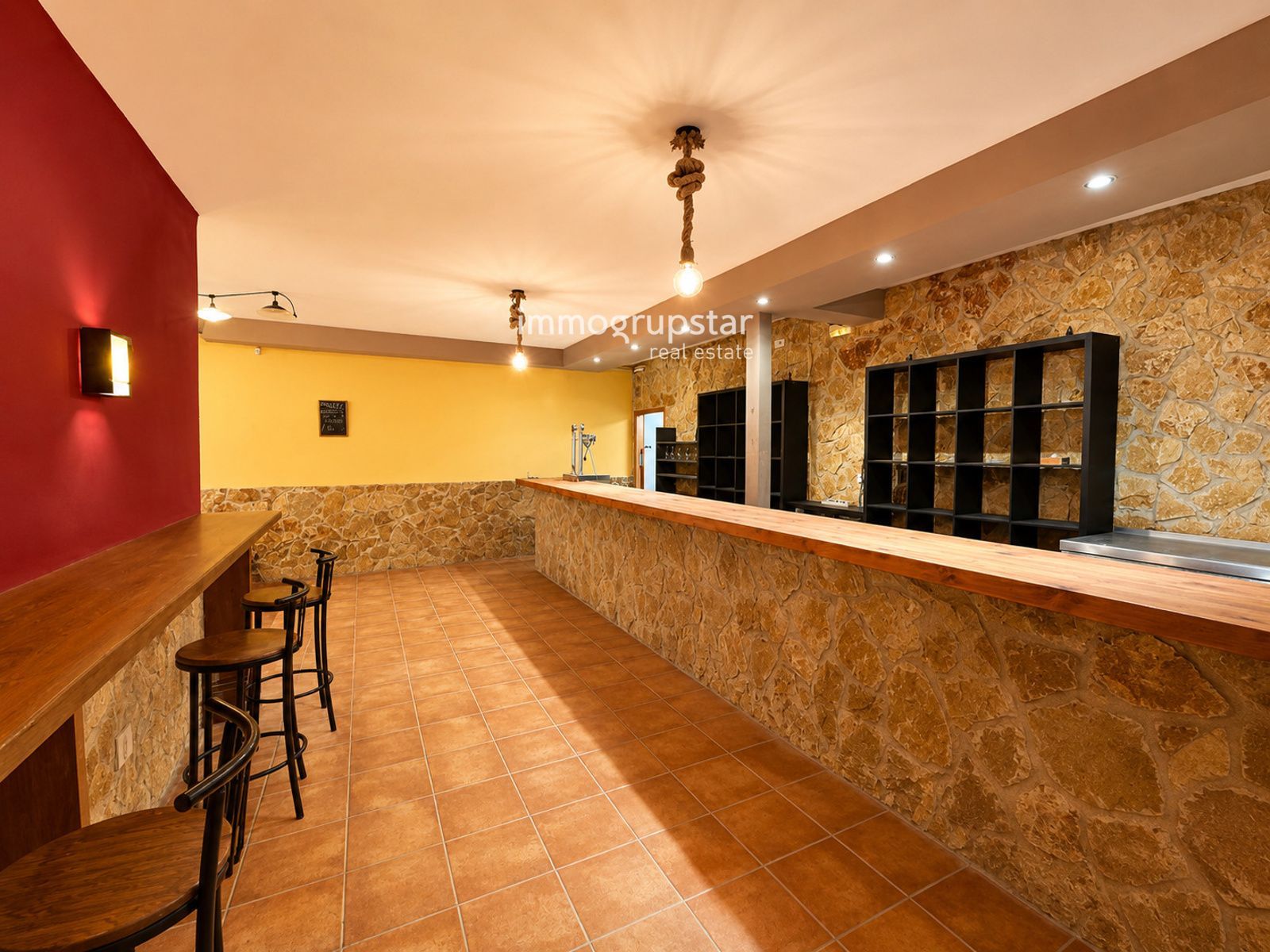 Amplio local comercial con salida de humos en el centro de Palamós - Foto 3