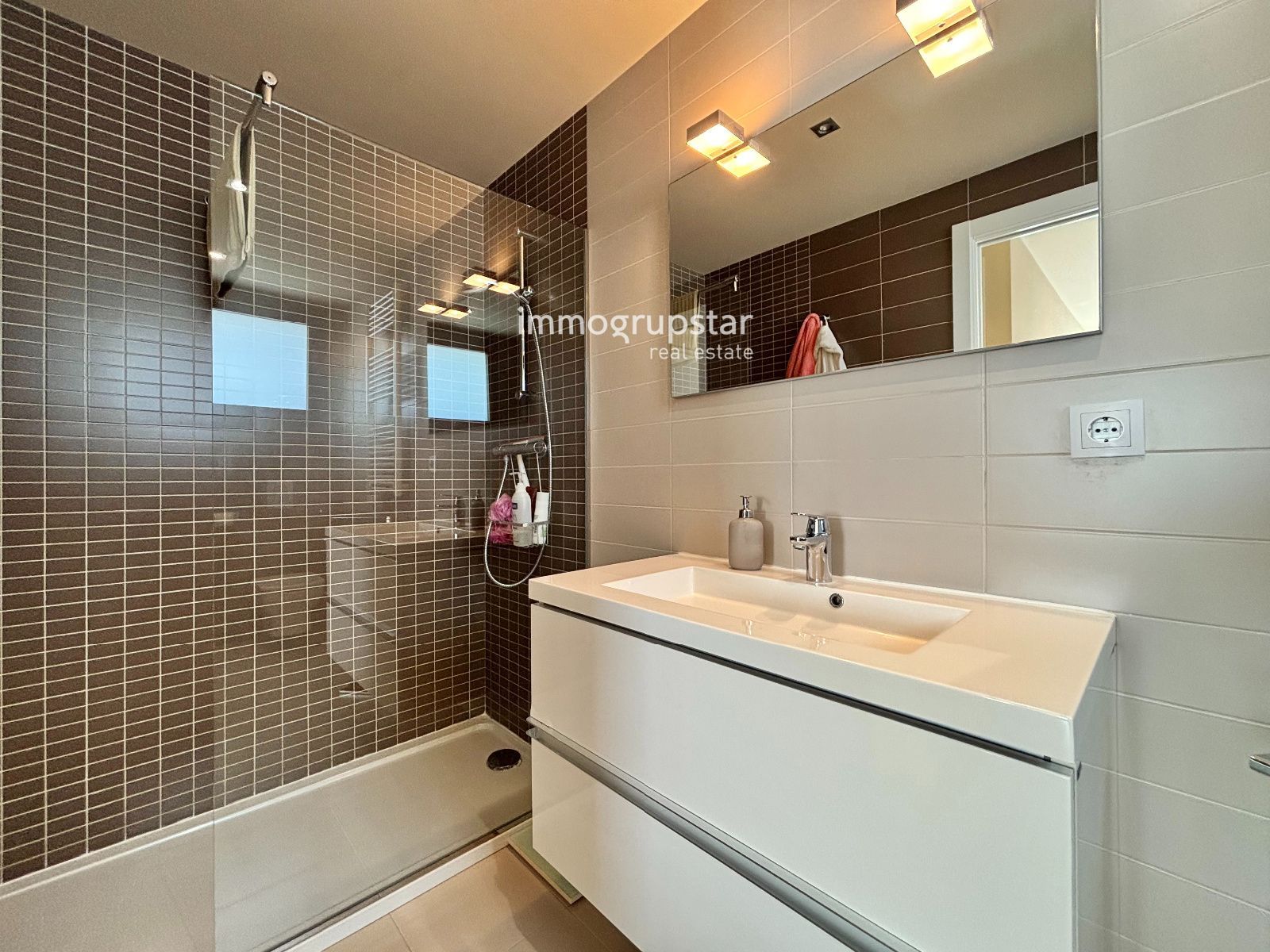 Villa moderna de una planta con piscina - Foto 21