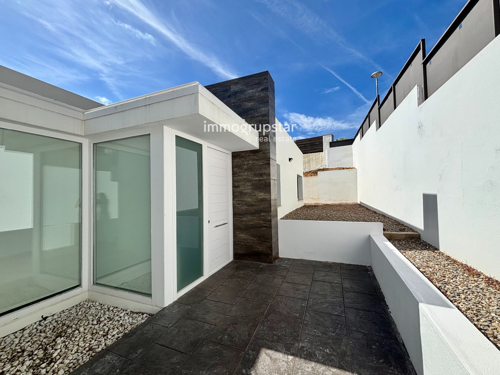 Villa moderna de una planta con piscina - Foto 35