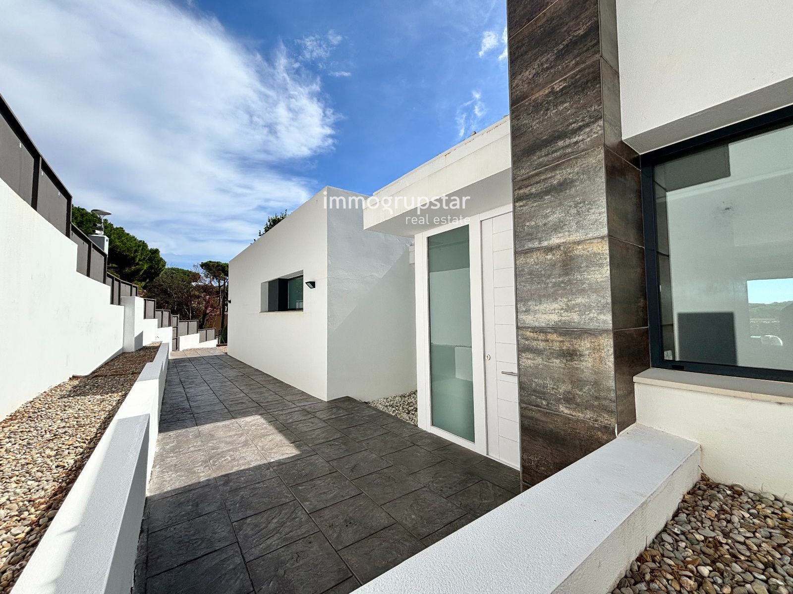 Villa moderna de una planta con piscina - Foto 36