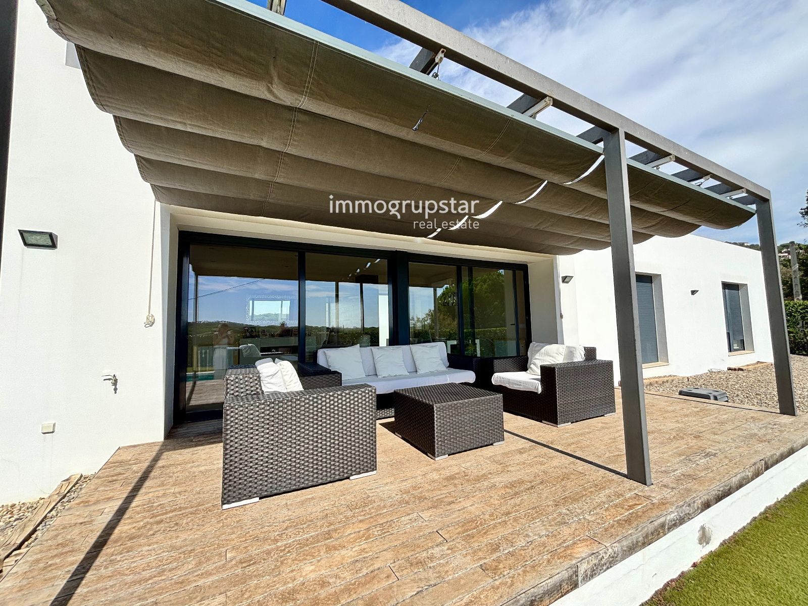 Villa moderna de una planta con piscina - Foto 38
