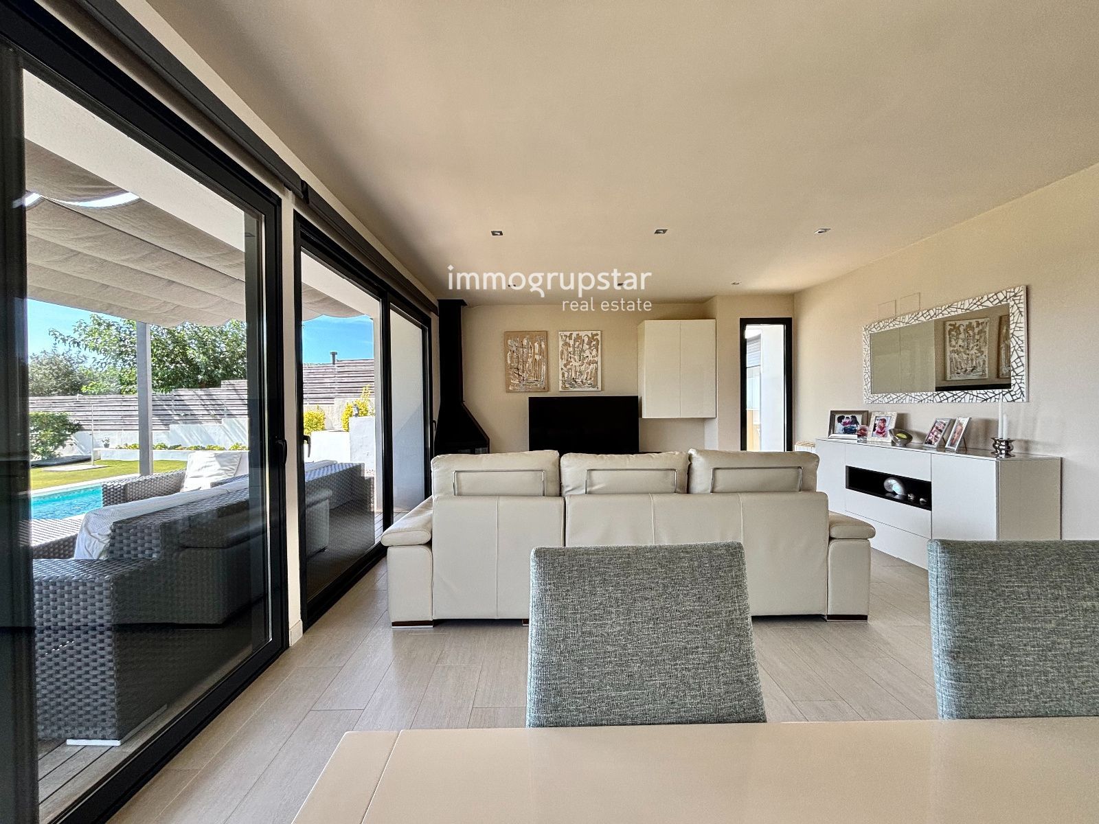 Villa moderna de una planta con piscina - Foto 13