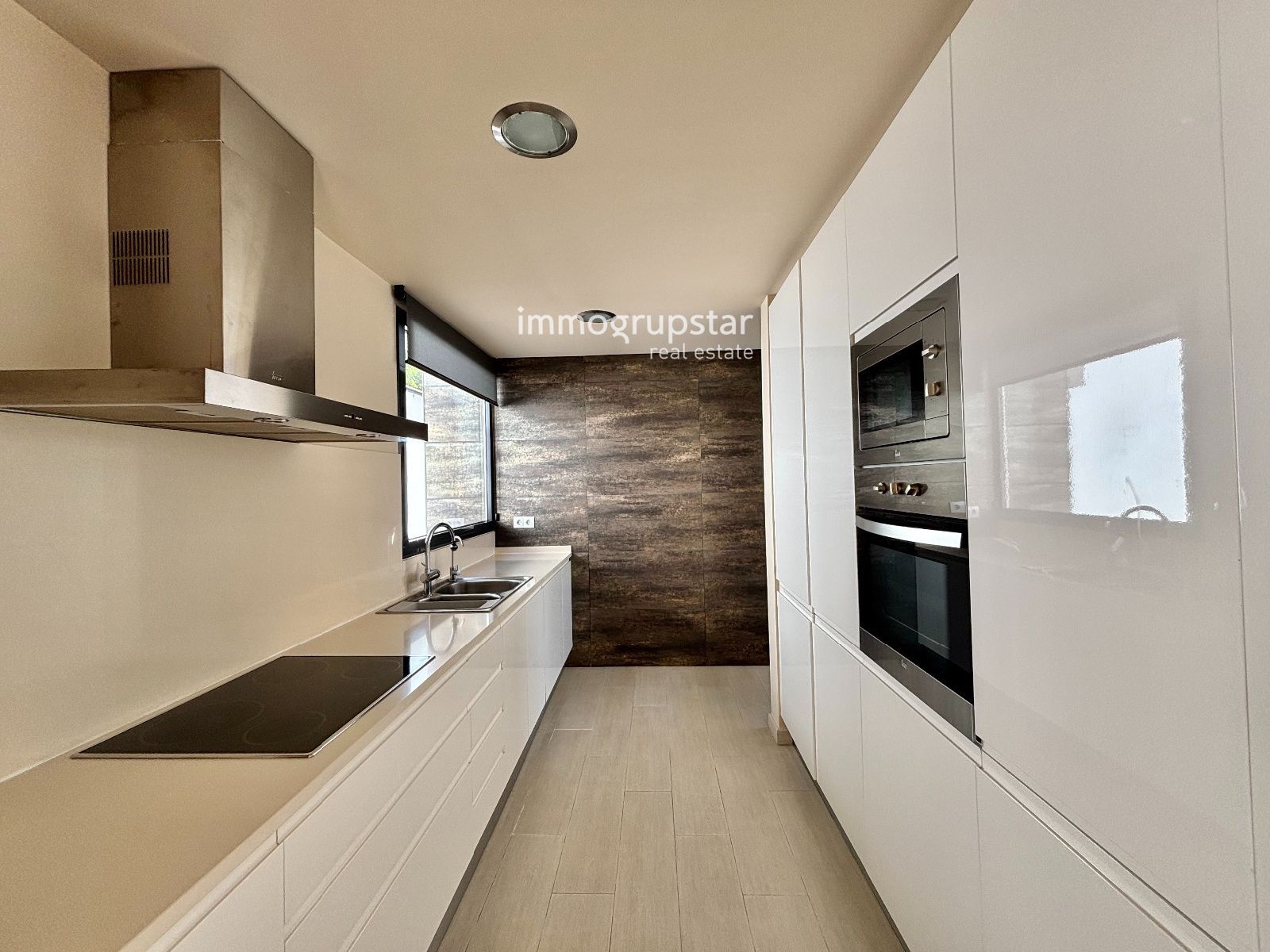 Villa moderna de una planta con piscina - Foto 16