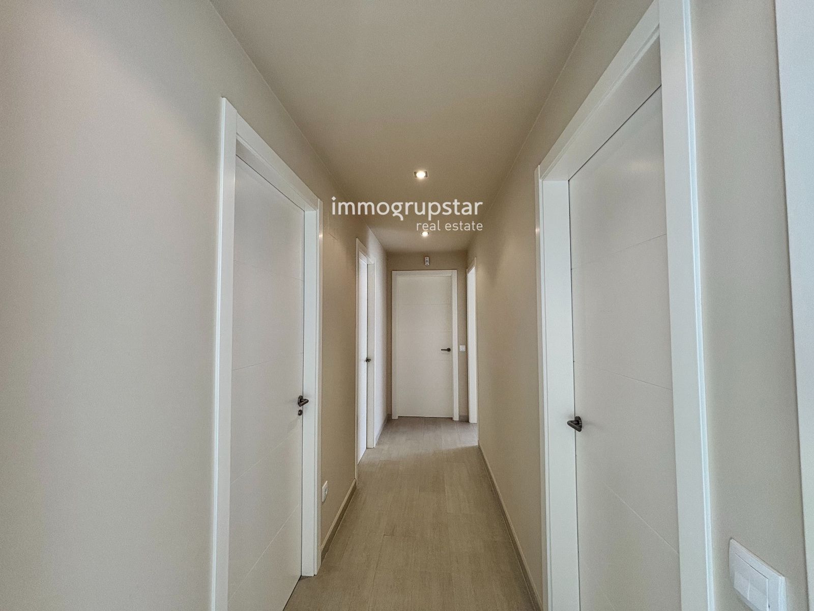 Villa moderna de una planta con piscina - Foto 17
