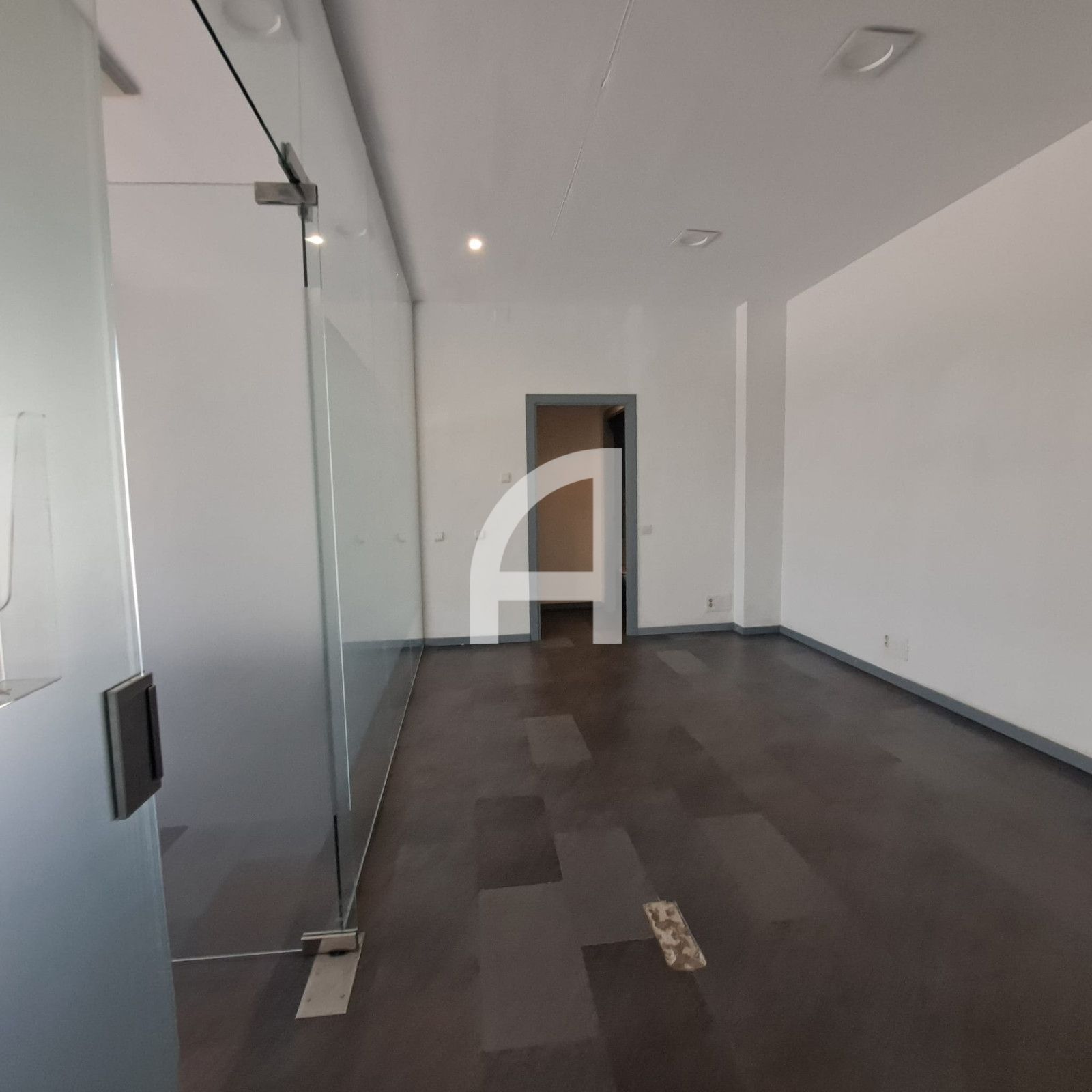 AMPLITUD, LUMINOSIDAD Y VERSATILIDAD EN PLENO CENTRO DE MOLINS DE REI - Foto 3