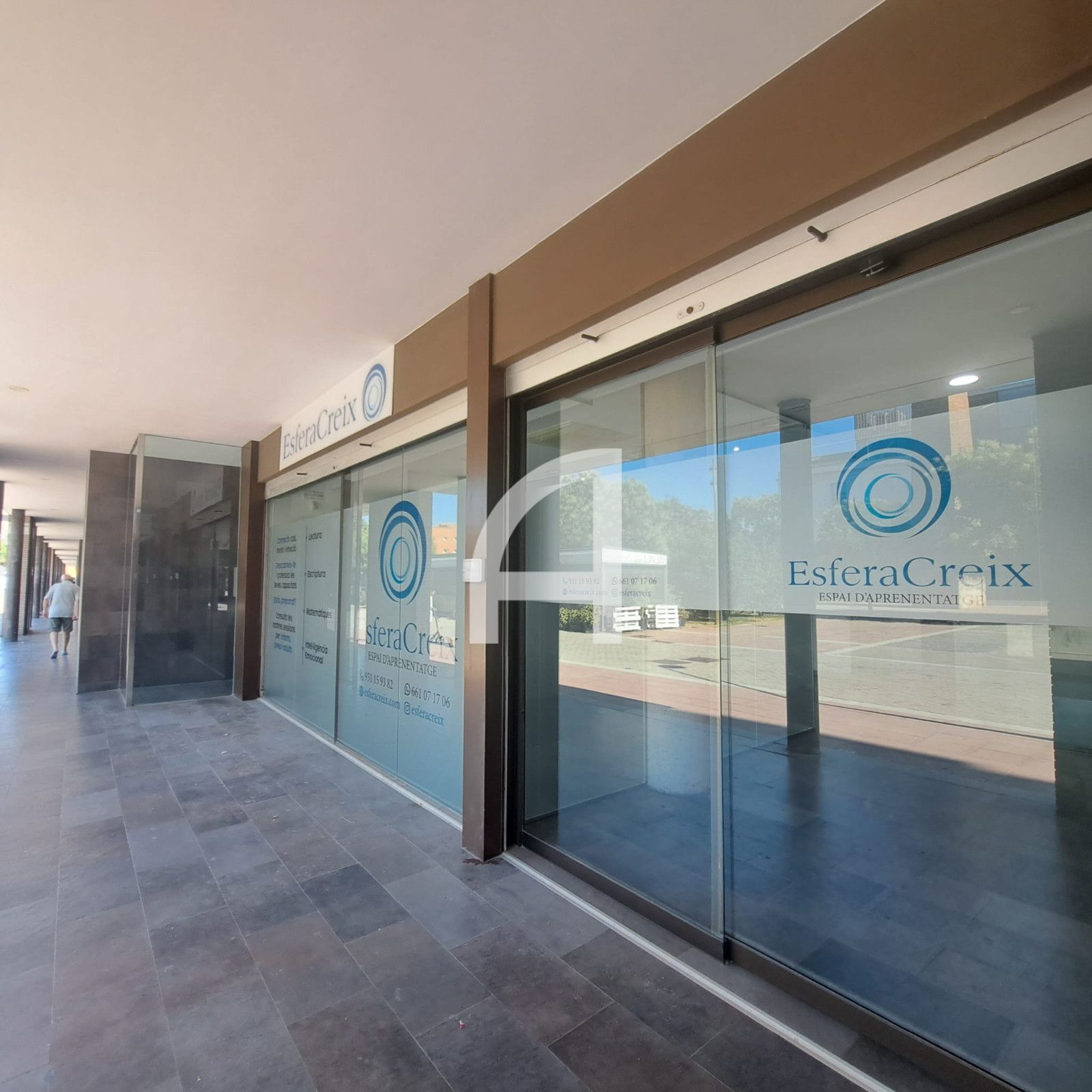 AMPLITUD, LUMINOSIDAD Y VERSATILIDAD EN PLENO CENTRO DE MOLINS DE REI - Foto 1