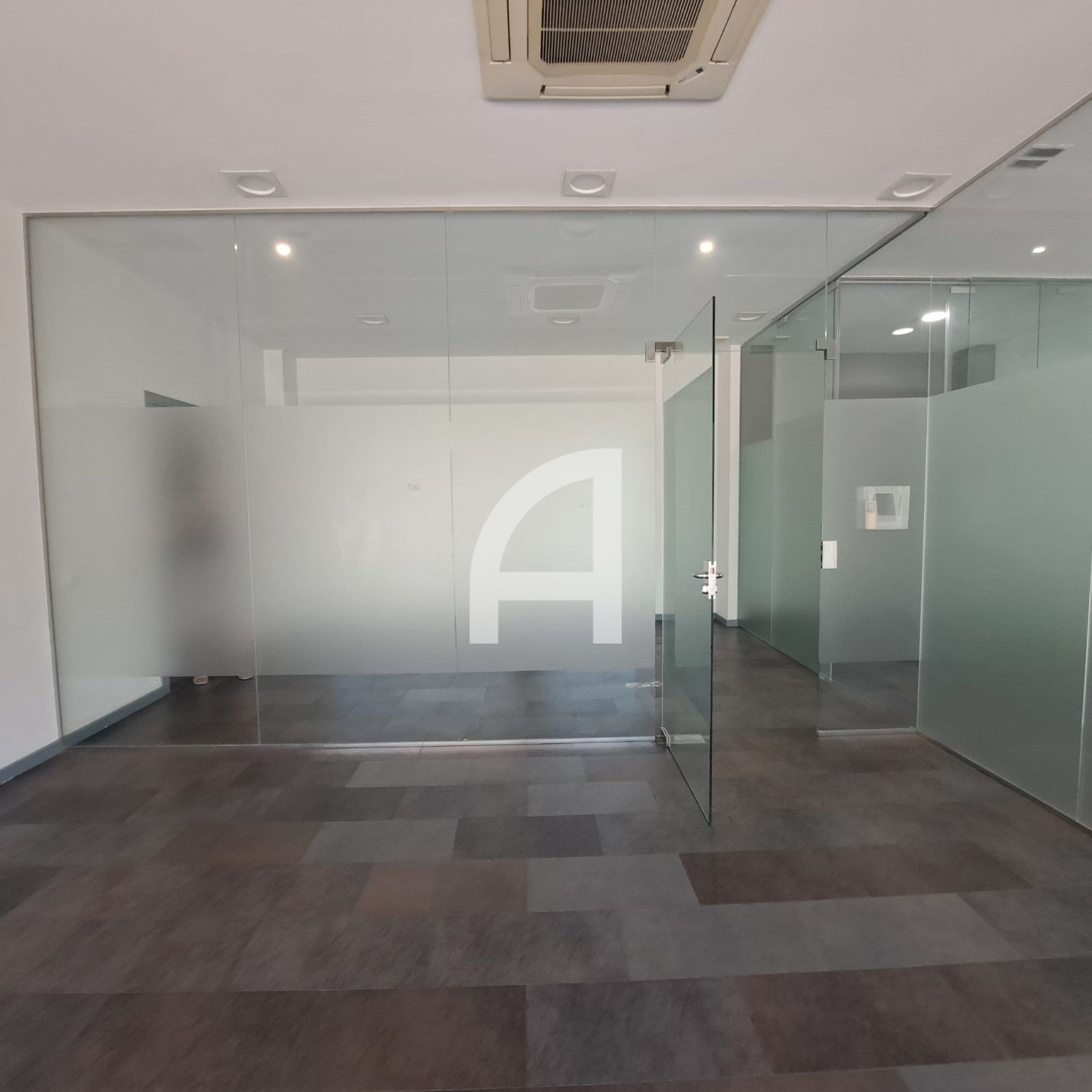 AMPLITUD, LUMINOSIDAD Y VERSATILIDAD EN PLENO CENTRO DE MOLINS DE REI - Foto 4