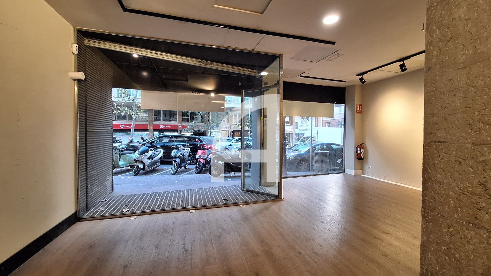INTERESANTE LOCAL PARA INVERSIÓN Y USO COMERCIAL EN ZONA ALTA - Foto 2