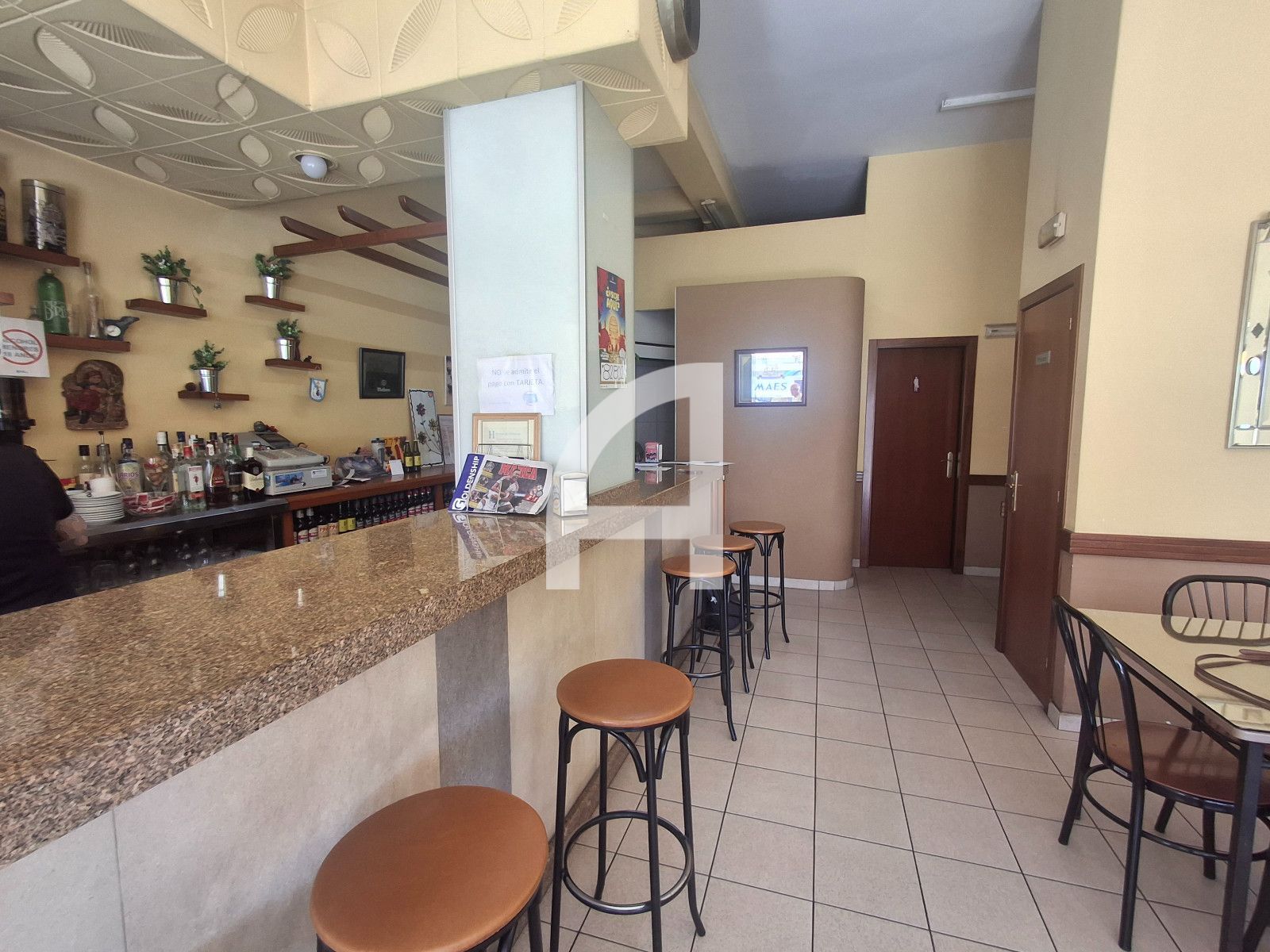 INVIERTE EN UN NEGOCIO OPERATIVO: LOCAL DE HOSTELERÍA CON TERRAZA - Foto 3