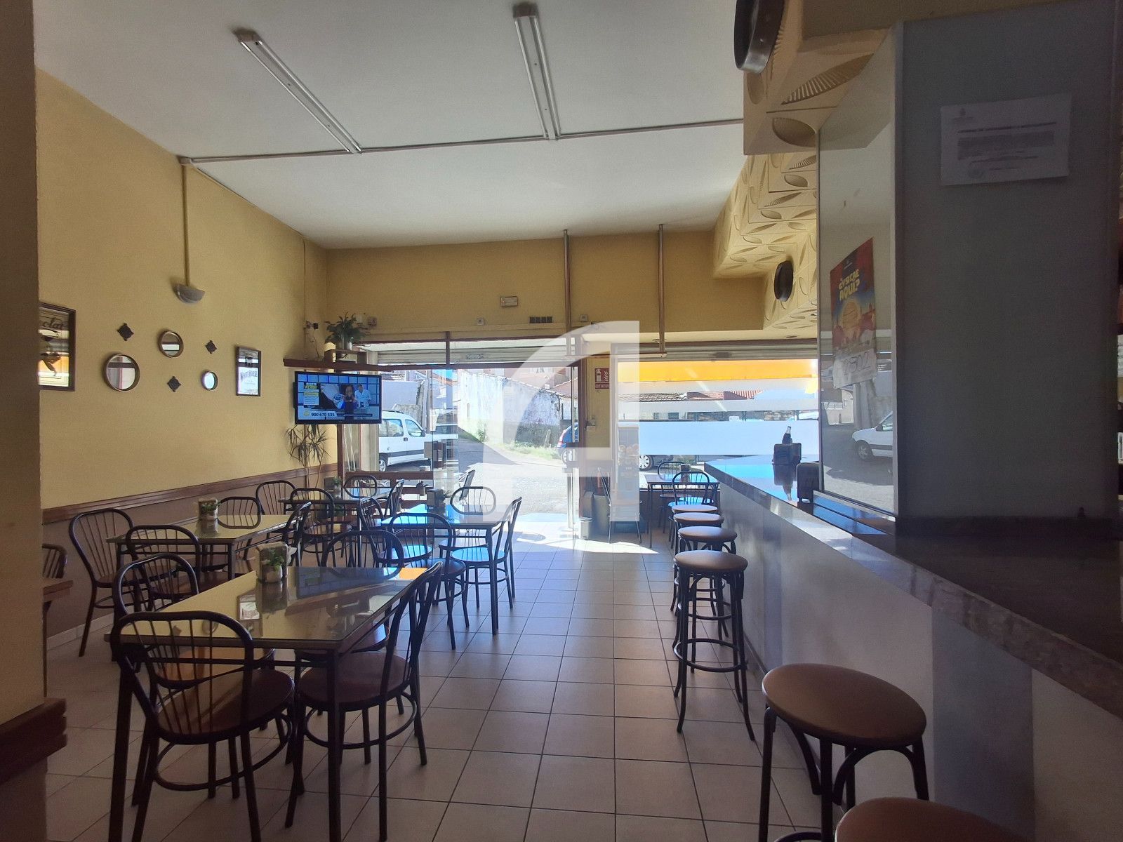 INVIERTE EN UN NEGOCIO OPERATIVO: LOCAL DE HOSTELERÍA CON TERRAZA - Foto 6