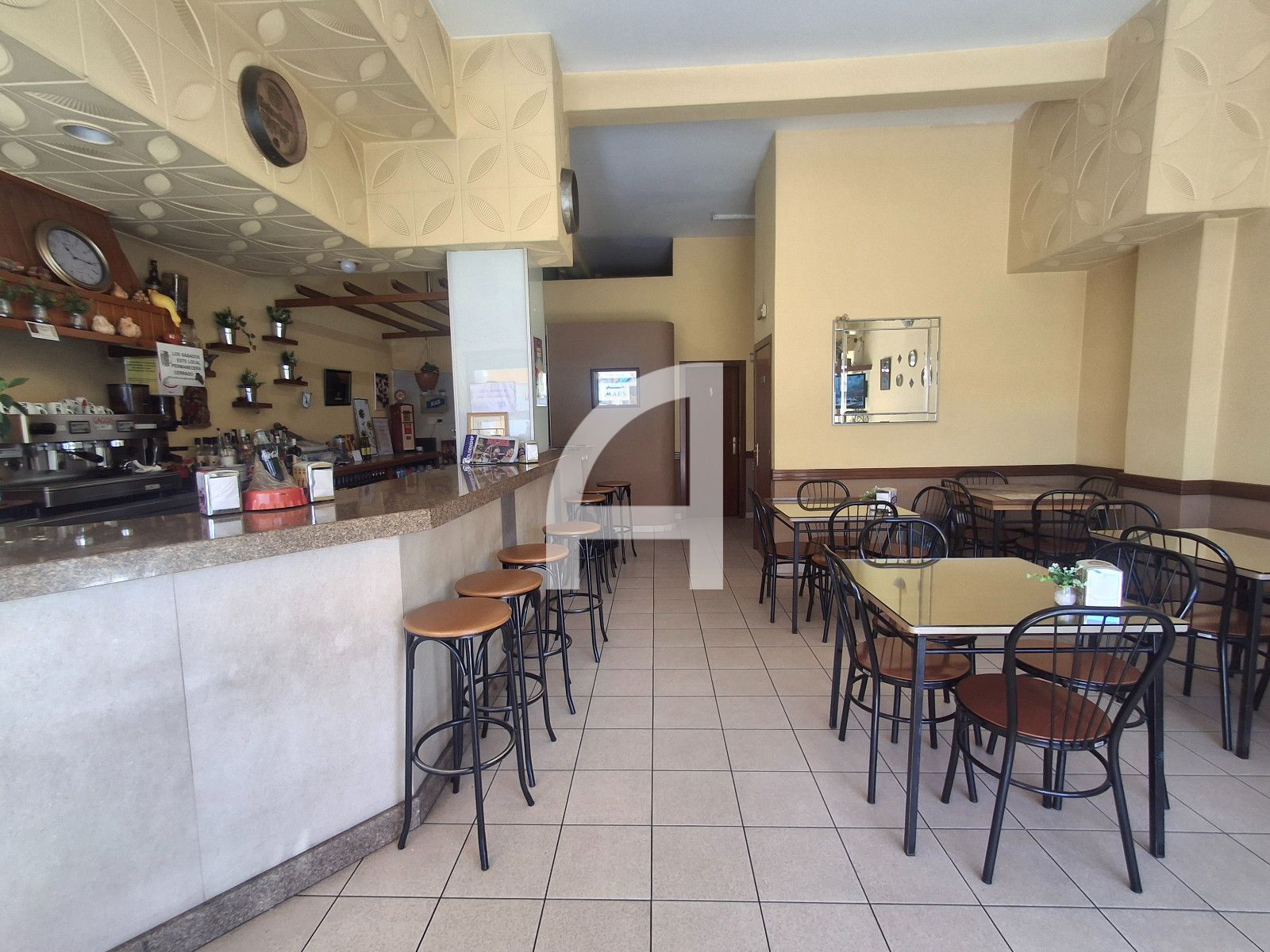 INVIERTE EN UN NEGOCIO OPERATIVO: LOCAL DE HOSTELERÍA CON TERRAZA - Foto 2