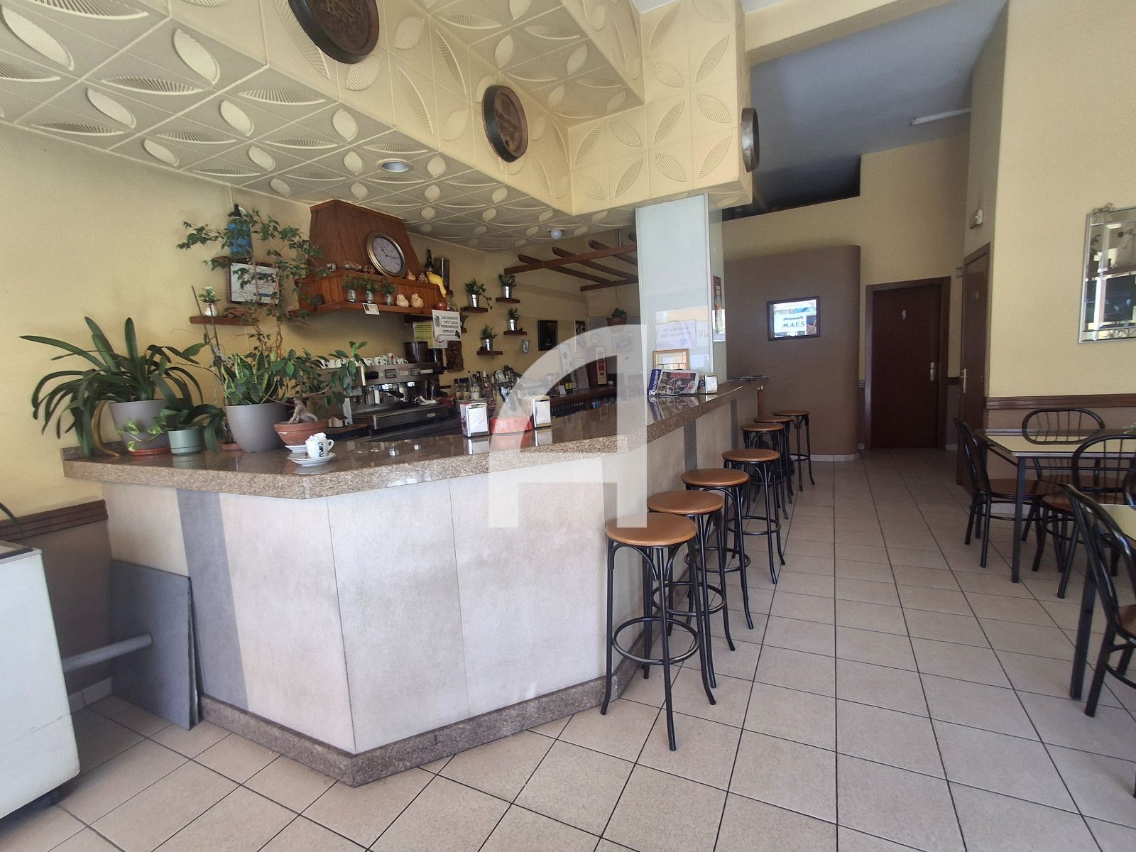 INVIERTE EN UN NEGOCIO OPERATIVO: LOCAL DE HOSTELERÍA CON TERRAZA - Foto 4