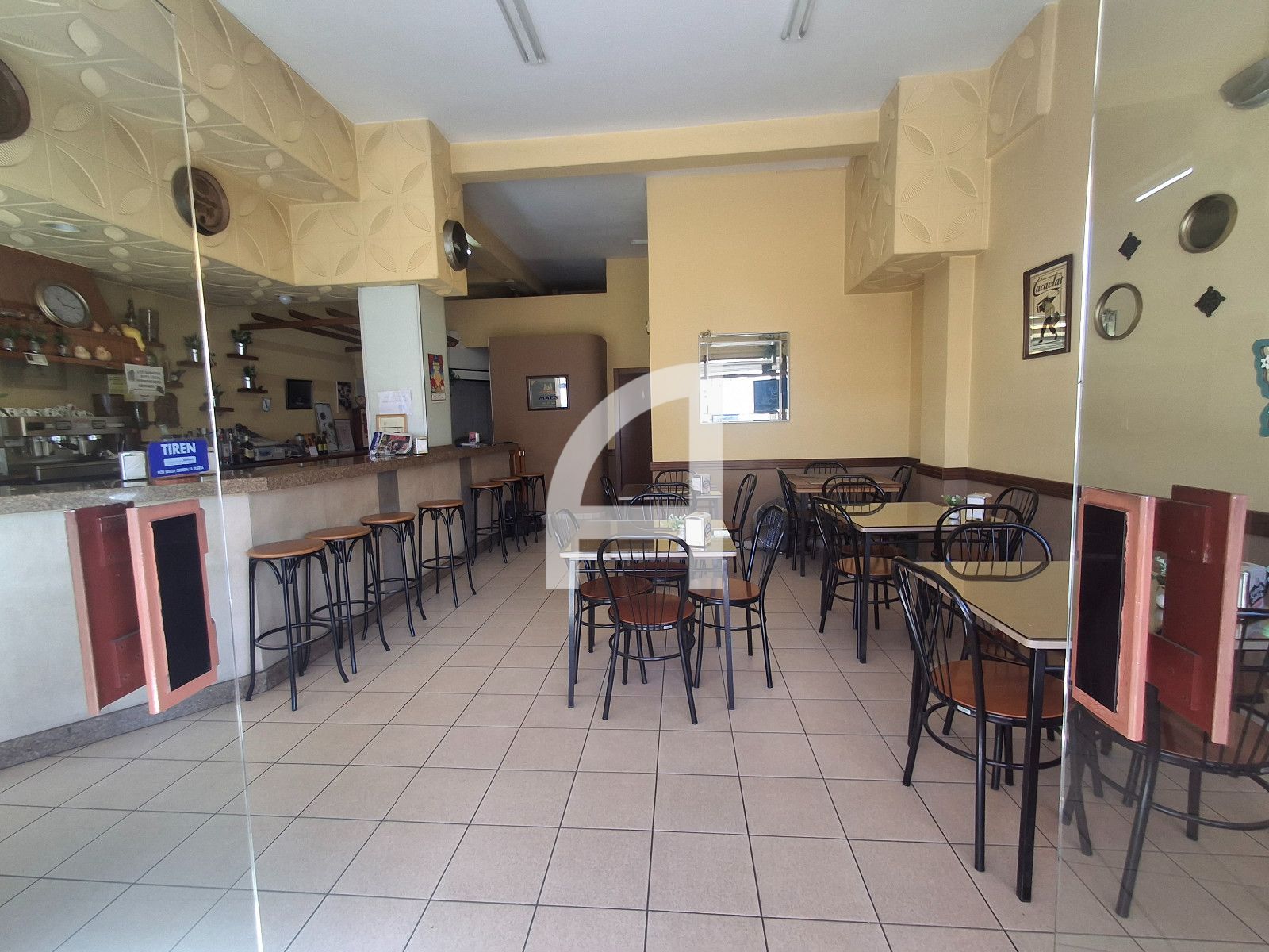 INVIERTE EN UN NEGOCIO OPERATIVO: LOCAL DE HOSTELERÍA CON TERRAZA - Foto 10