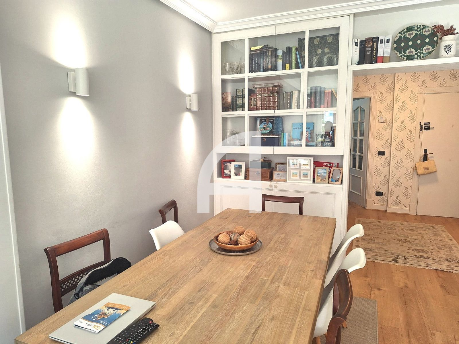 AMPLIO Y LUMIONOSO PISO EN VENTA CON DOS PLAZAS DE GARAJE - Foto 2