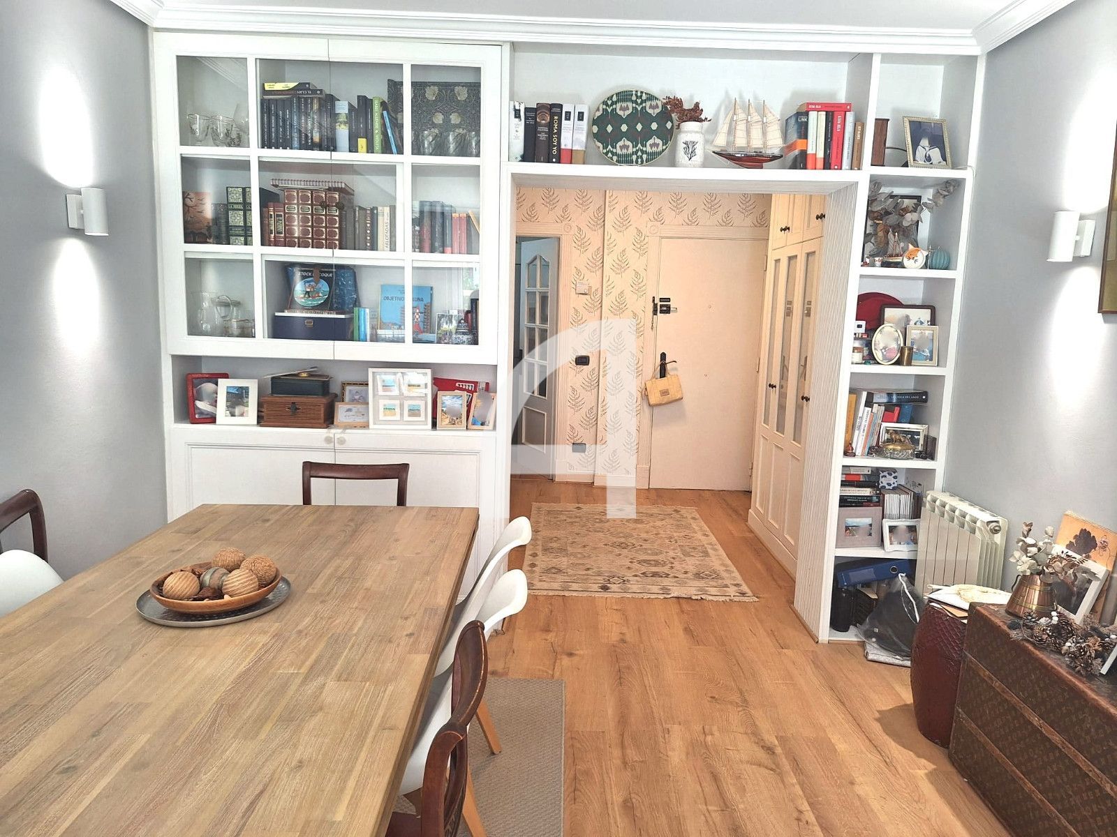 AMPLIO Y LUMIONOSO PISO EN VENTA CON DOS PLAZAS DE GARAJE - Foto 3