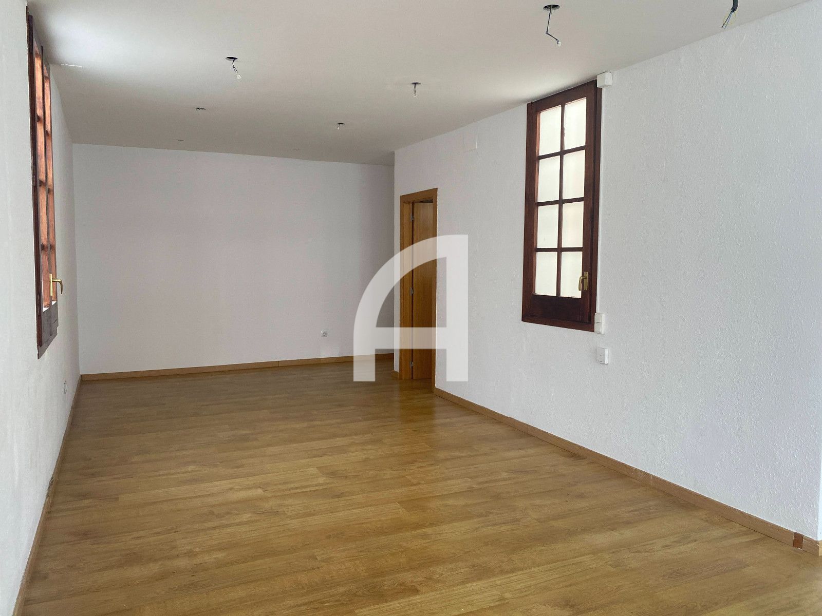 LOCAL COMERCIAL EN CALLE AMPLE: VISIBILIDAD Y MÚLTIPLES POSIBILIDADES - Foto 4