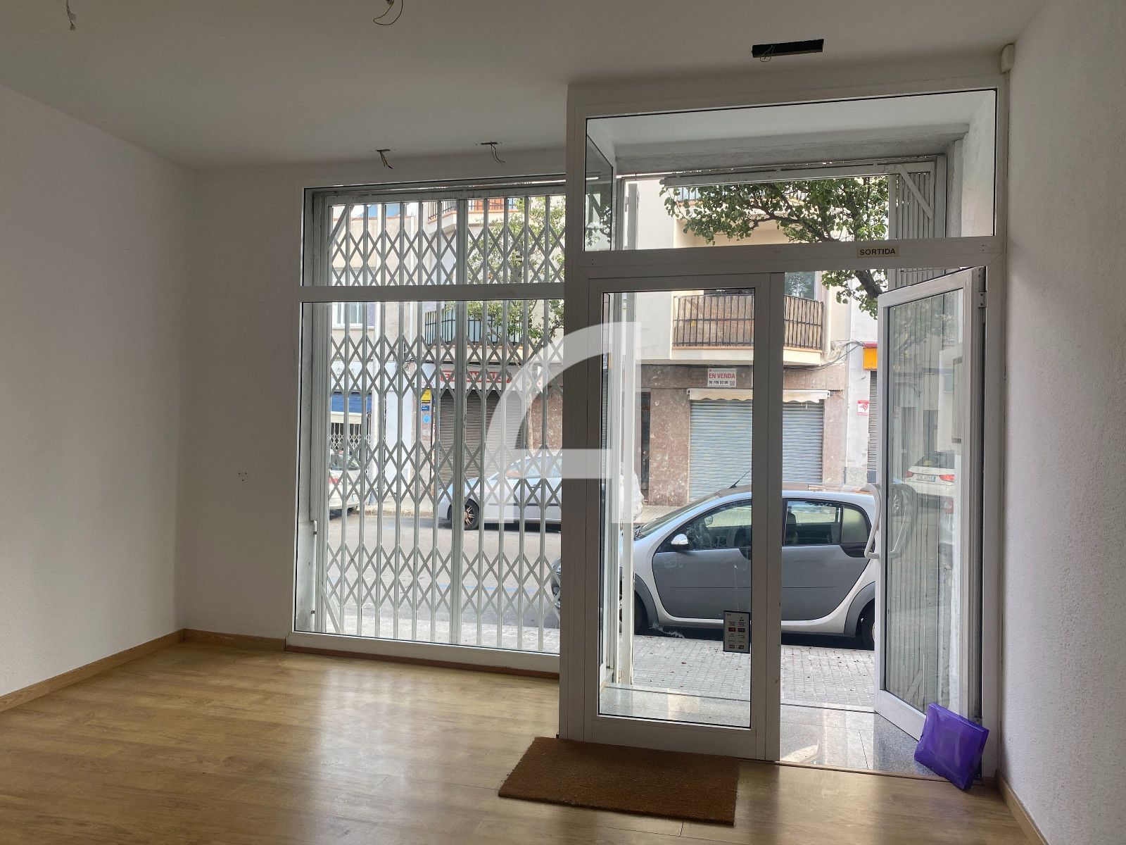 LOCAL COMERCIAL EN CALLE AMPLE: VISIBILIDAD Y MÚLTIPLES POSIBILIDADES - Foto 8