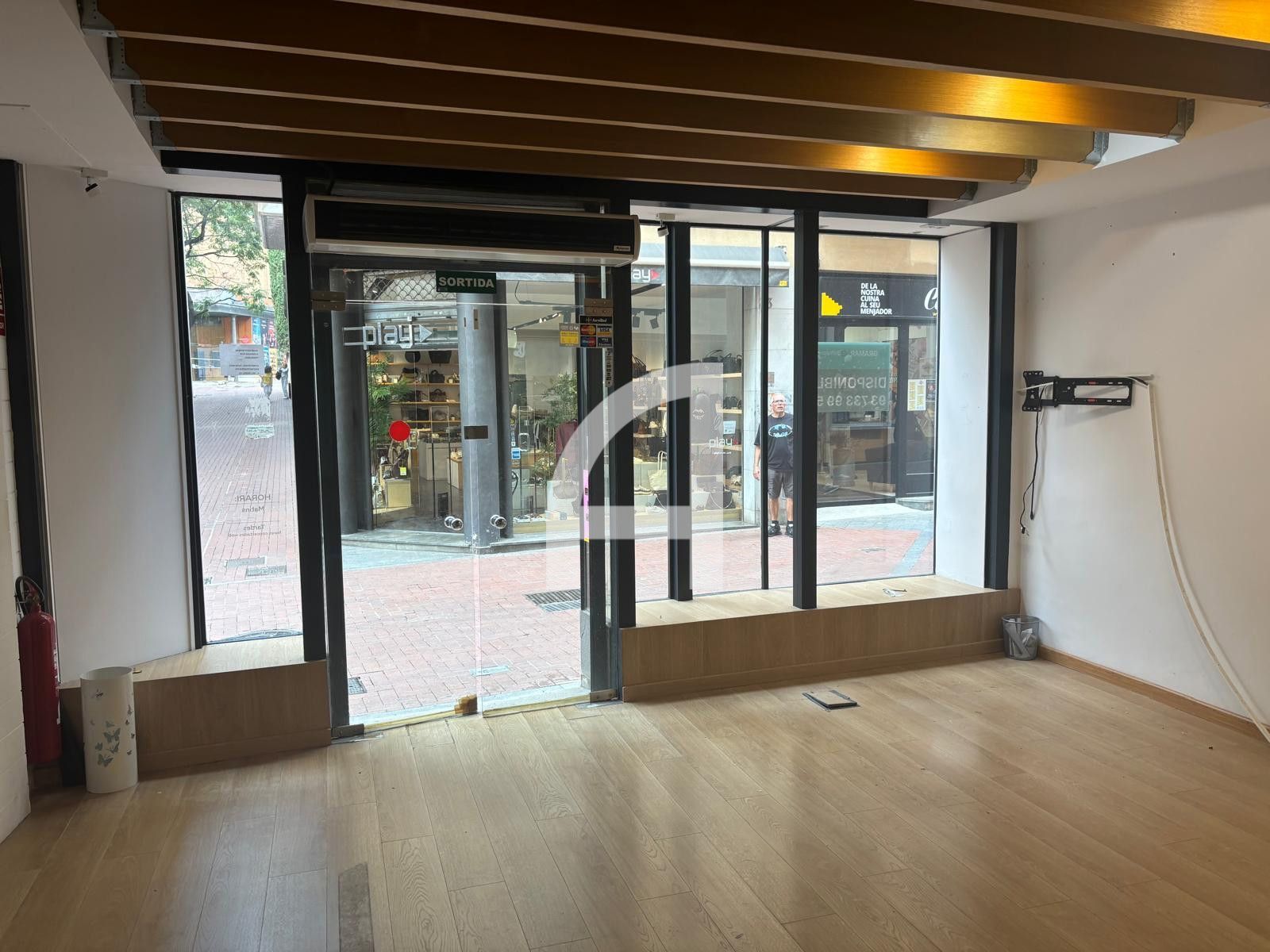 LOCAL COMERCIAL DE ALTO FLUJO PEATONAL EN EL CORAZÓN DE TERRASSA - Foto 7