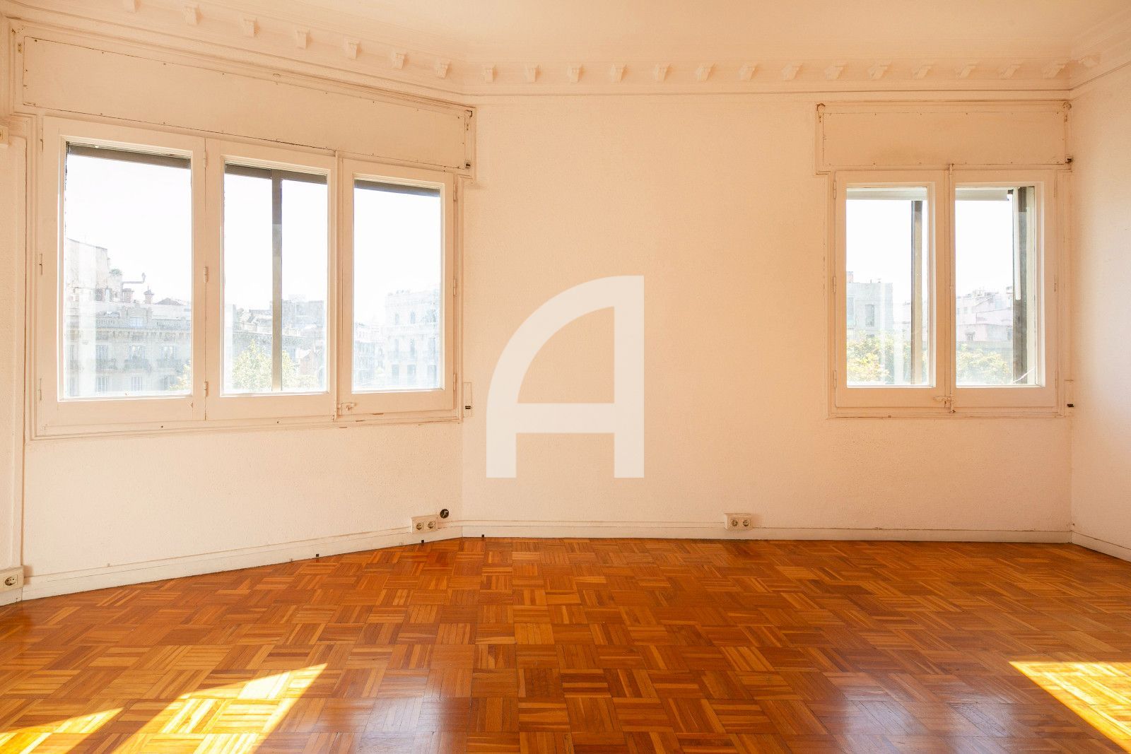 GRAN PISO CON CARÁCTER, AMPLITUD Y UNA UBICACIÓN INMEJORABLE - Foto 2