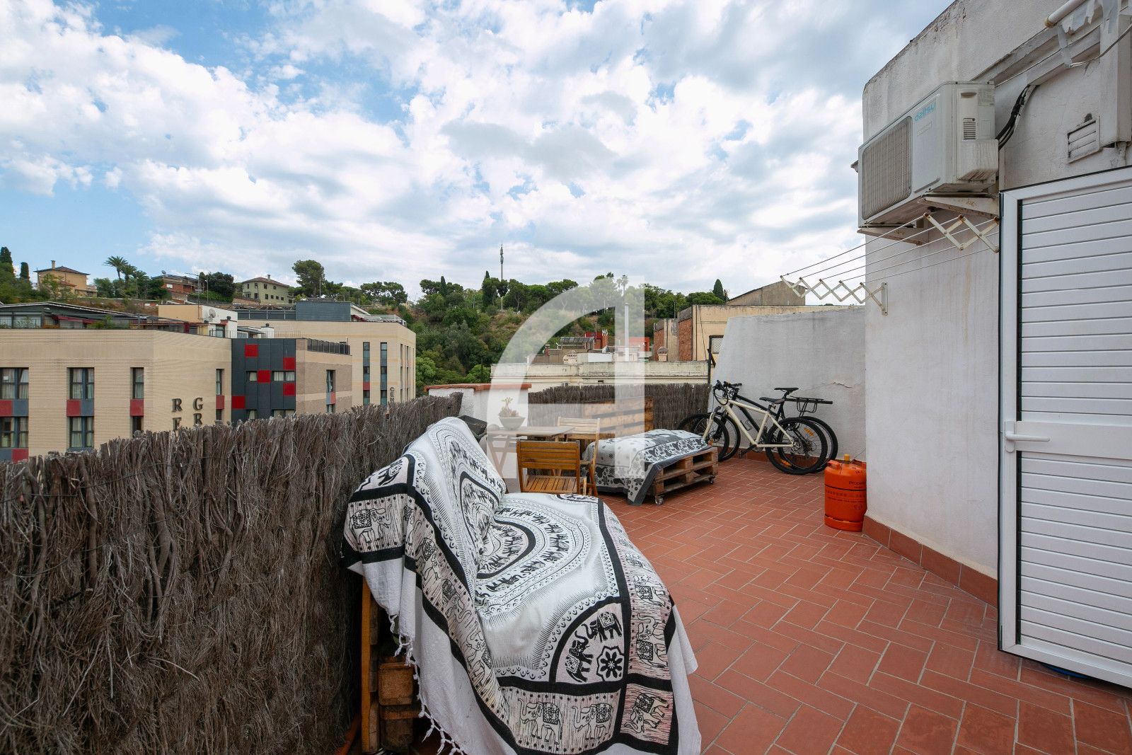 LUZ, PRIVACIDAD Y UNA TERRAZA DE 30M² EN ESTE ATRACTIVO ÁTICO DE SANTS-MONTJUÏC - Foto 4