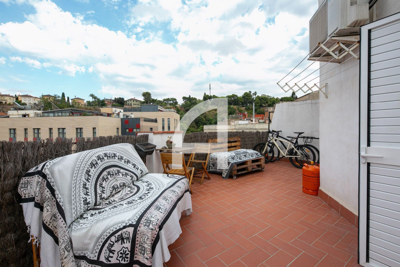 LUZ, PRIVACIDAD Y UNA TERRAZA DE 30M² EN ESTE ATRACTIVO ÁTICO DE SANTS-MONTJUÏC - Foto 5