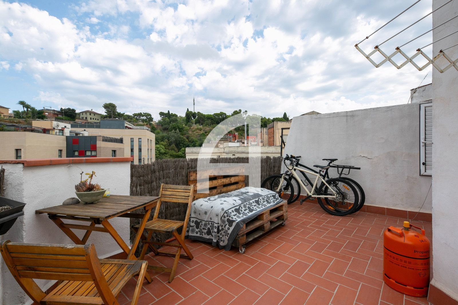 LUZ, PRIVACIDAD Y UNA TERRAZA DE 30M² EN ESTE ATRACTIVO ÁTICO DE SANTS-MONTJUÏC - Foto 2