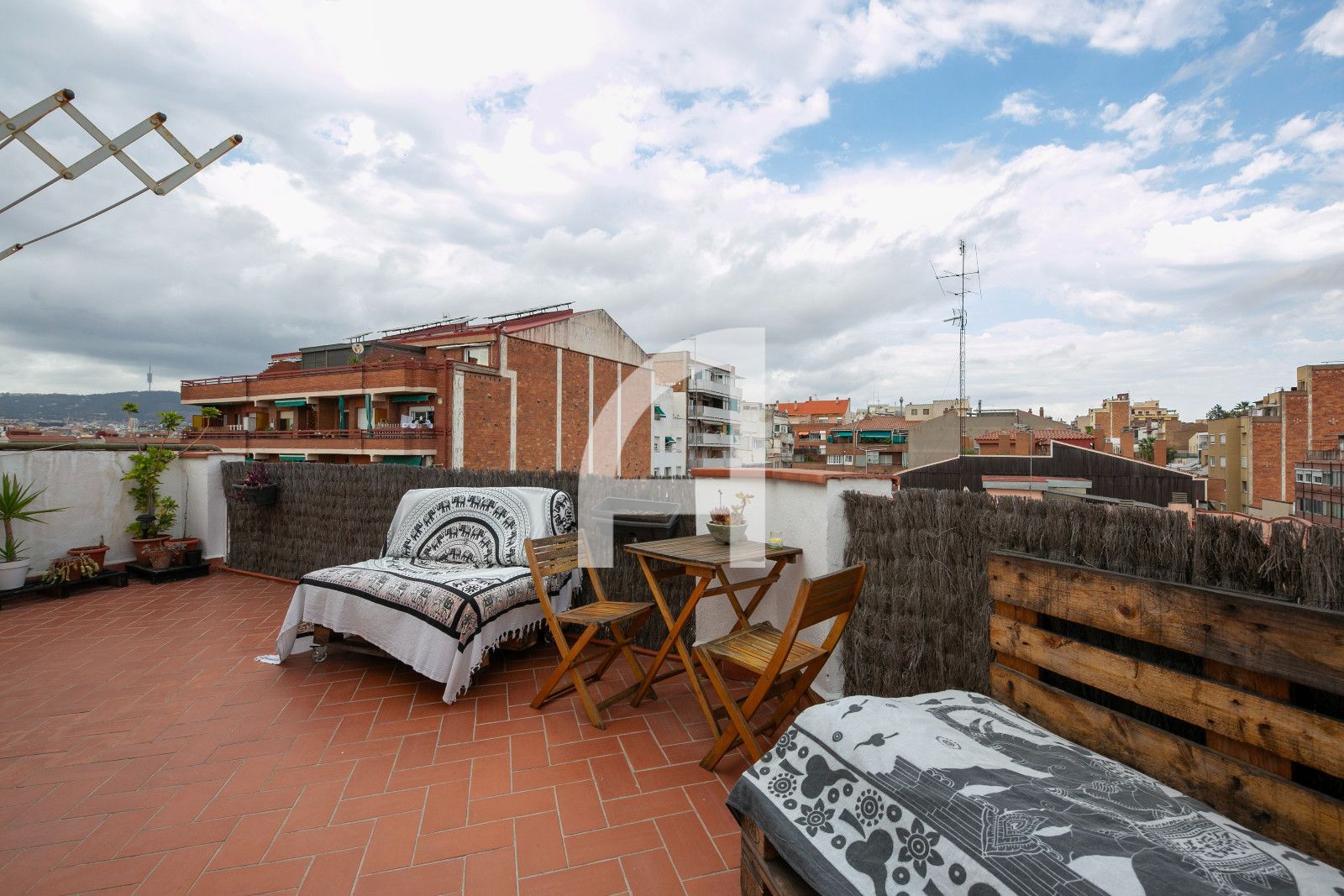 LUZ, PRIVACIDAD Y UNA TERRAZA DE 30M² EN ESTE ATRACTIVO ÁTICO DE SANTS-MONTJUÏC - Foto 1