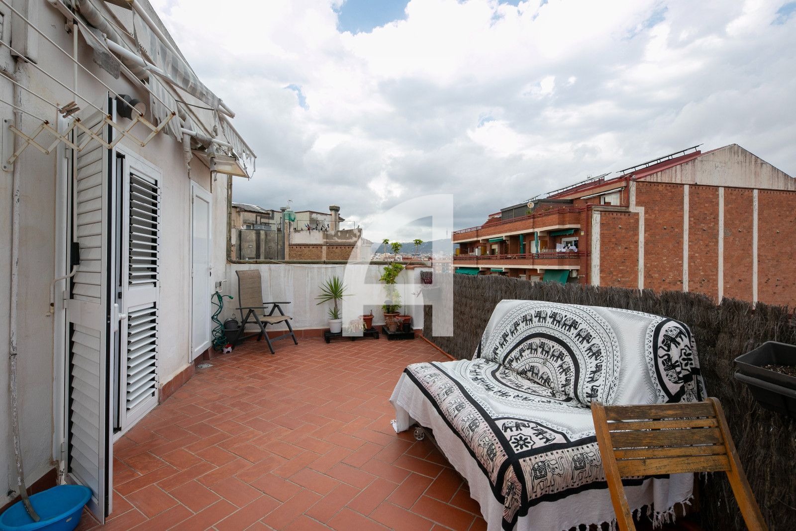 LUZ, PRIVACIDAD Y UNA TERRAZA DE 30M² EN ESTE ATRACTIVO ÁTICO DE SANTS-MONTJUÏC - Foto 3