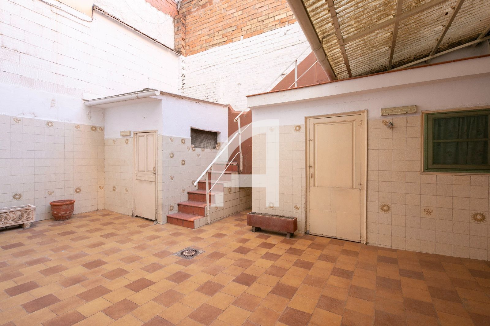 VIVIENDA ÚNICA EN UN TRANQUILO PASAJE DE LES CORTS CON GRAN TERRAZA - Foto 2
