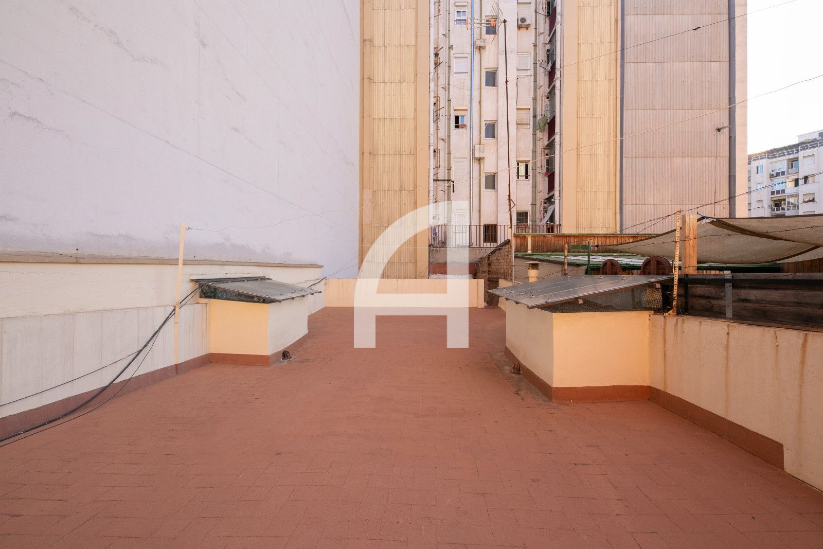 VIVIENDA ÚNICA EN UN TRANQUILO PASAJE DE LES CORTS CON GRAN TERRAZA - Foto 4