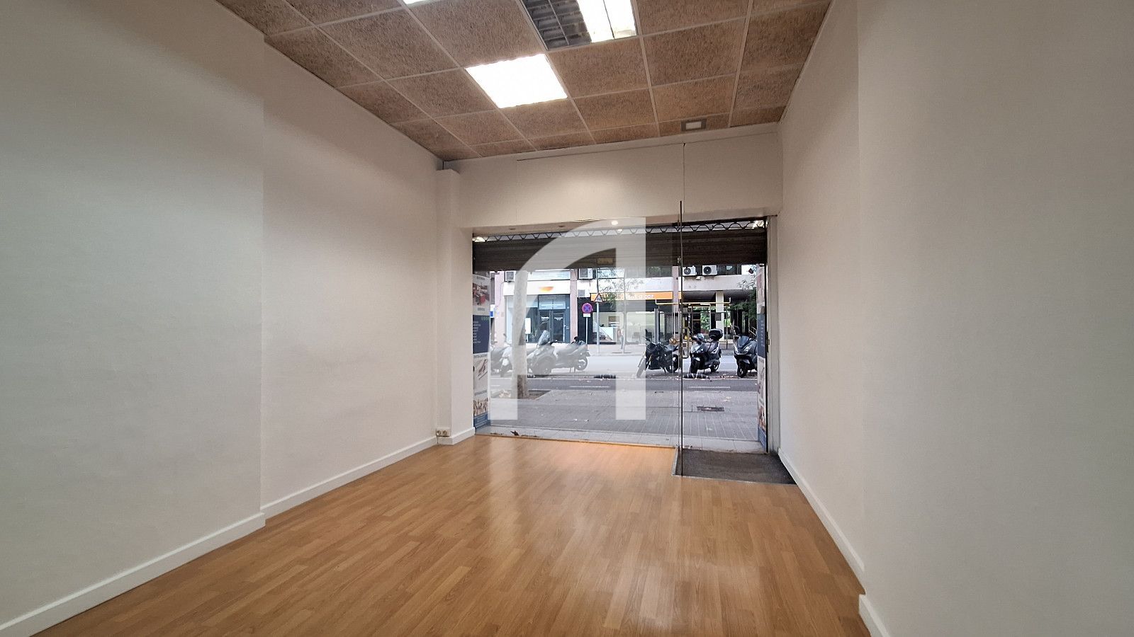 PEQUEÑO LOCAL COMERCIAL CON GRAN VISIBILIDAD EN NUMANCIA CON BERLÍN - Foto 3